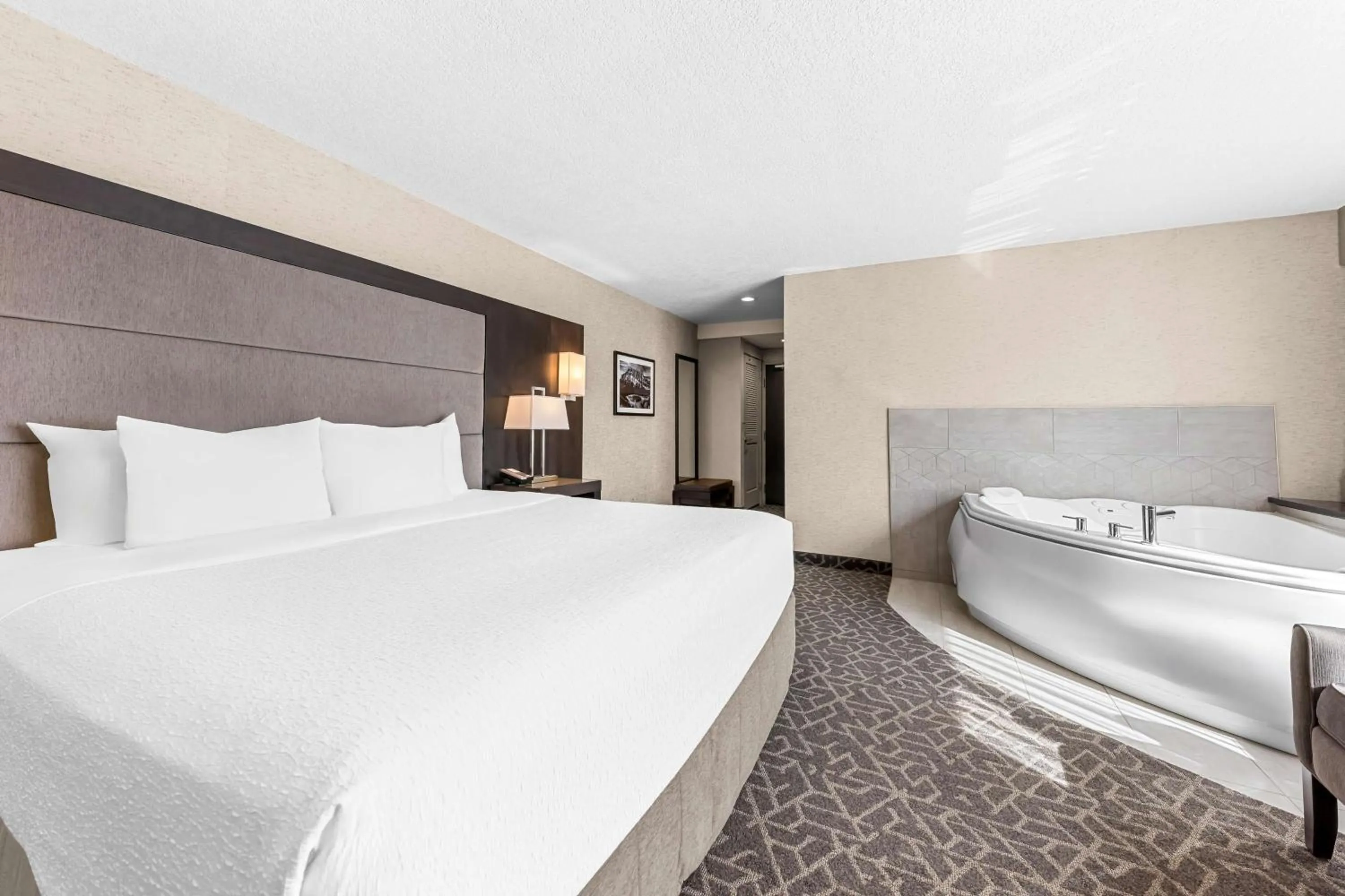 Bedroom, Bed in Best Western Plus Banff International Lodge