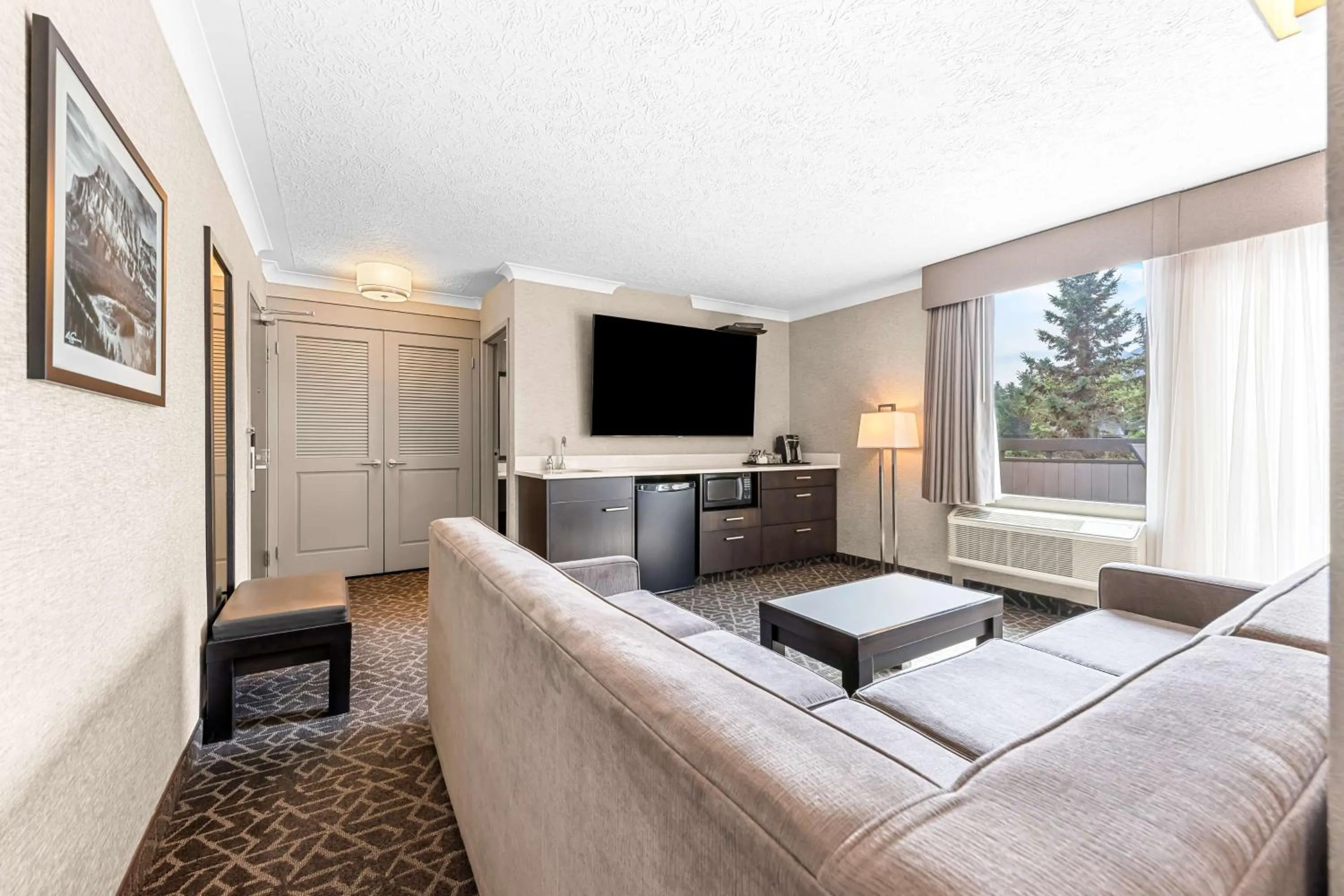 Photo of the whole room in Best Western Plus Banff International Lodge