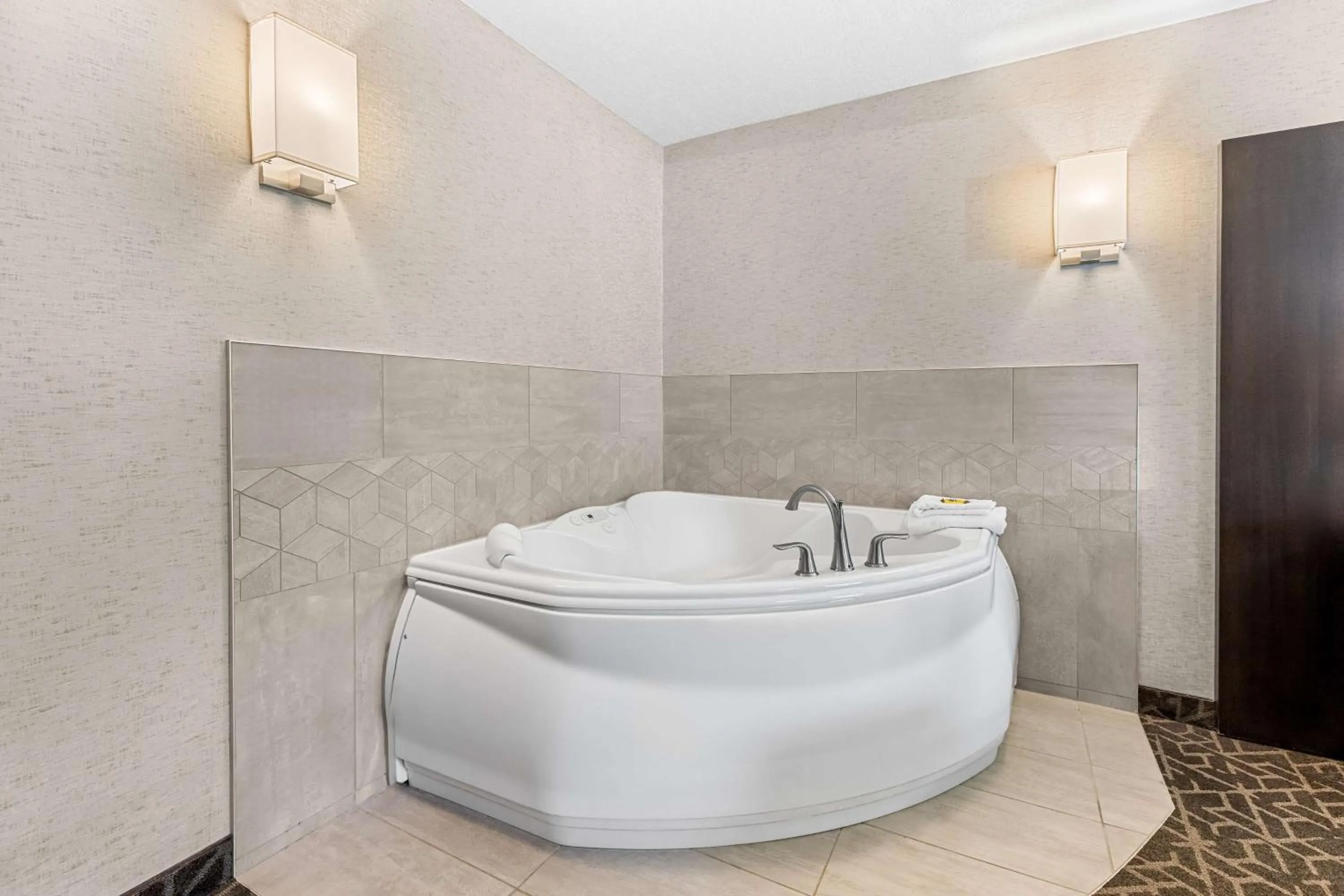 Bedroom in Best Western Plus Banff International Lodge