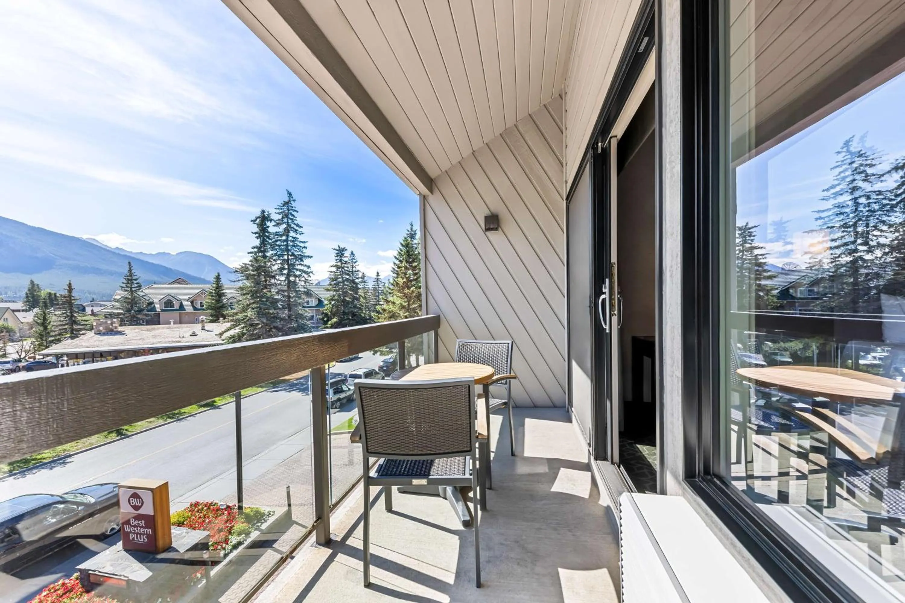 Bedroom in Best Western Plus Banff International Lodge