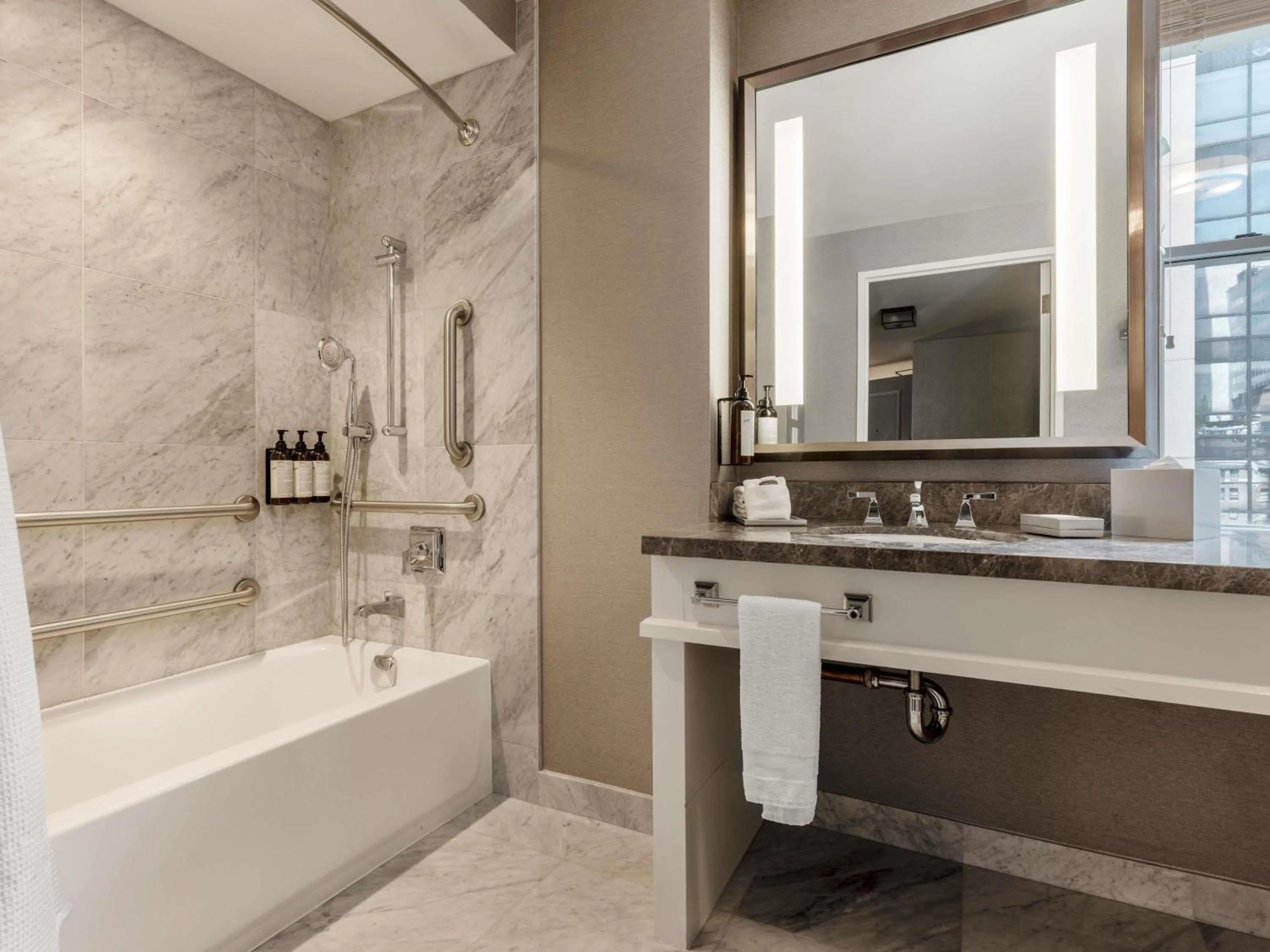 Bedroom in Fairmont Olympic Hotel