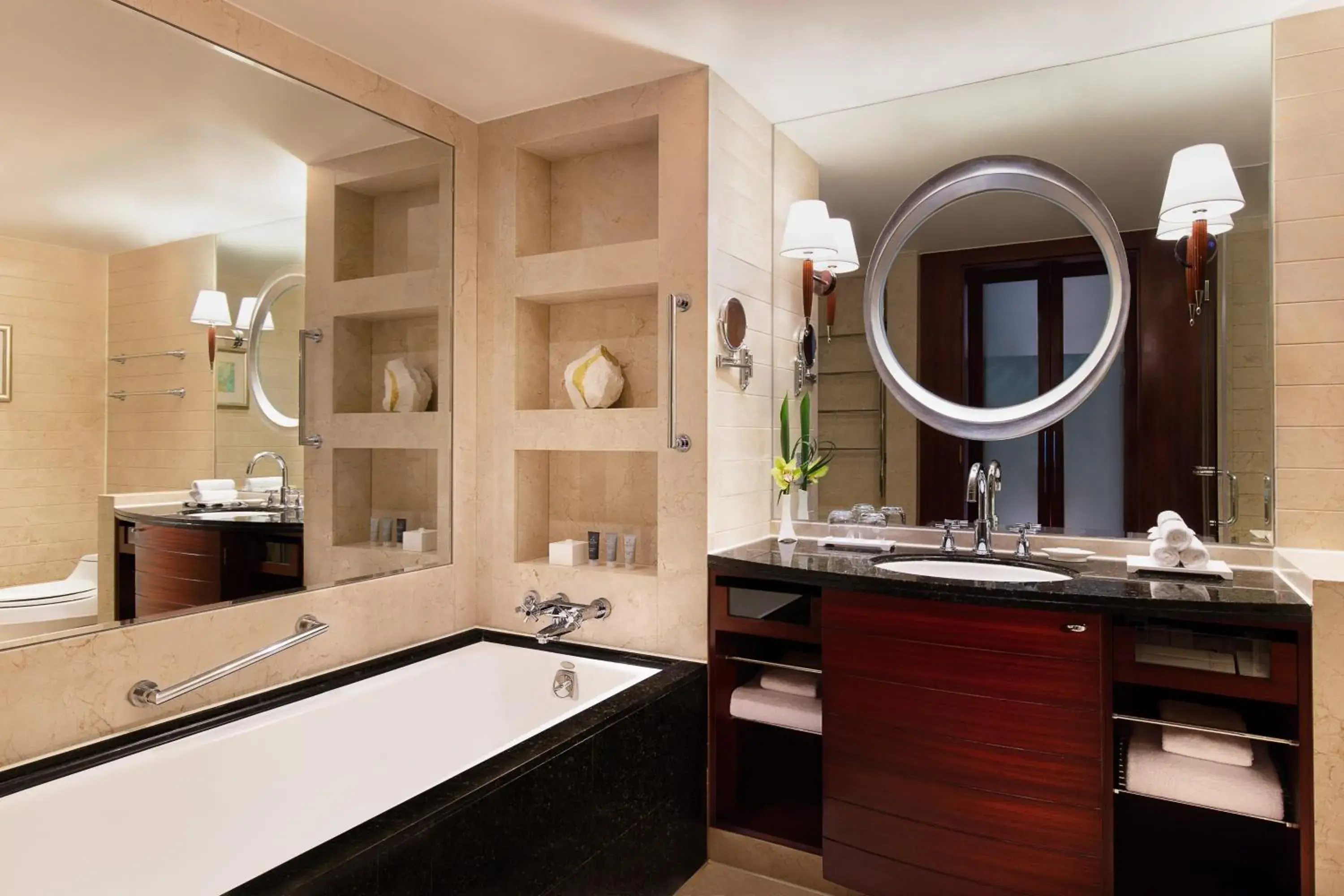 Executive Level Twin Room with Two Twin Beds and Skyline View in JW Marriott Shanghai at Tomorrow Square Executive Level Twin Room with Two Twin Beds and Skyline View in JW Marriott Shanghai at Tomorrow Square