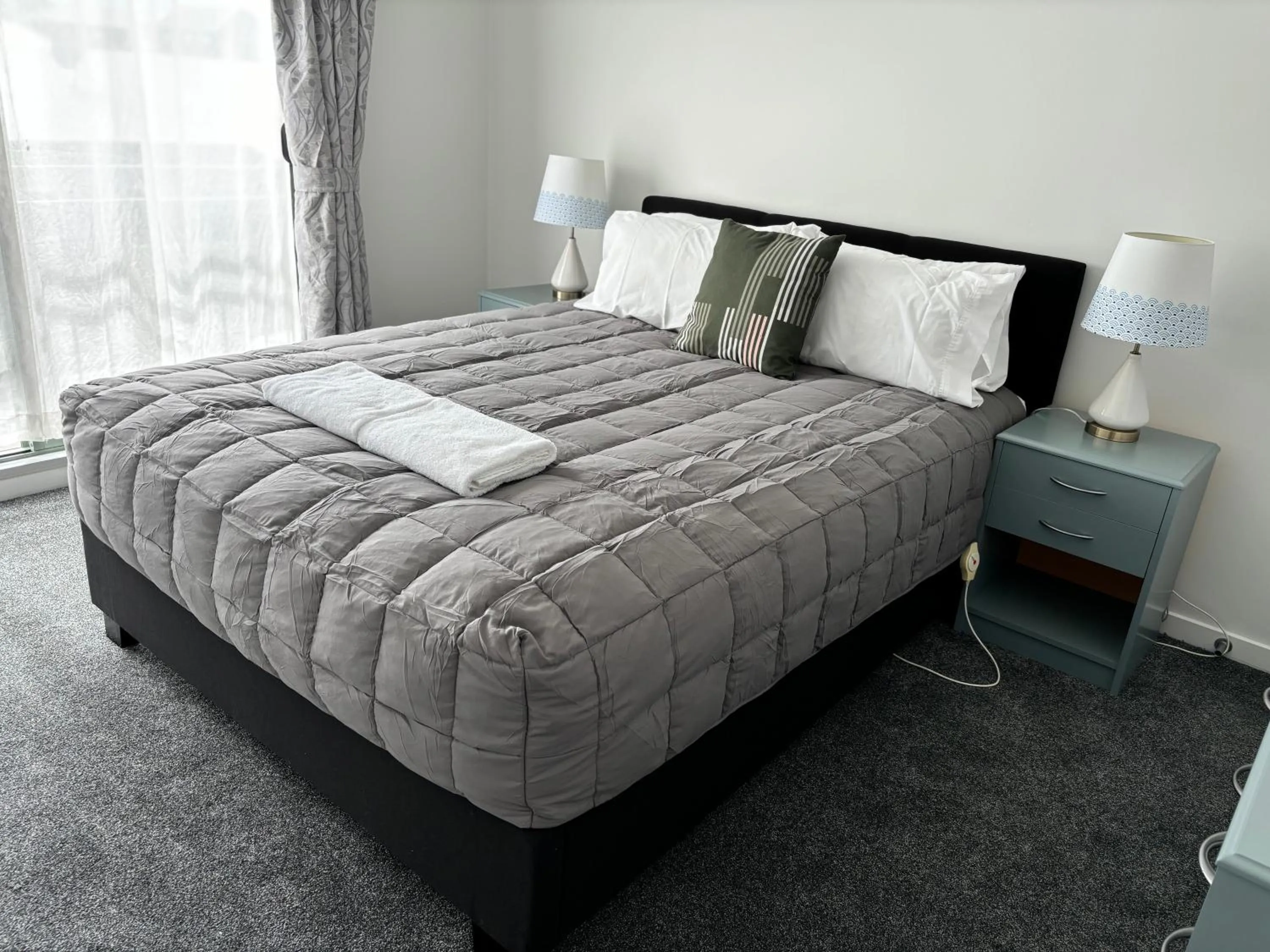 Bedroom, Bed in Courtesy Court Motel