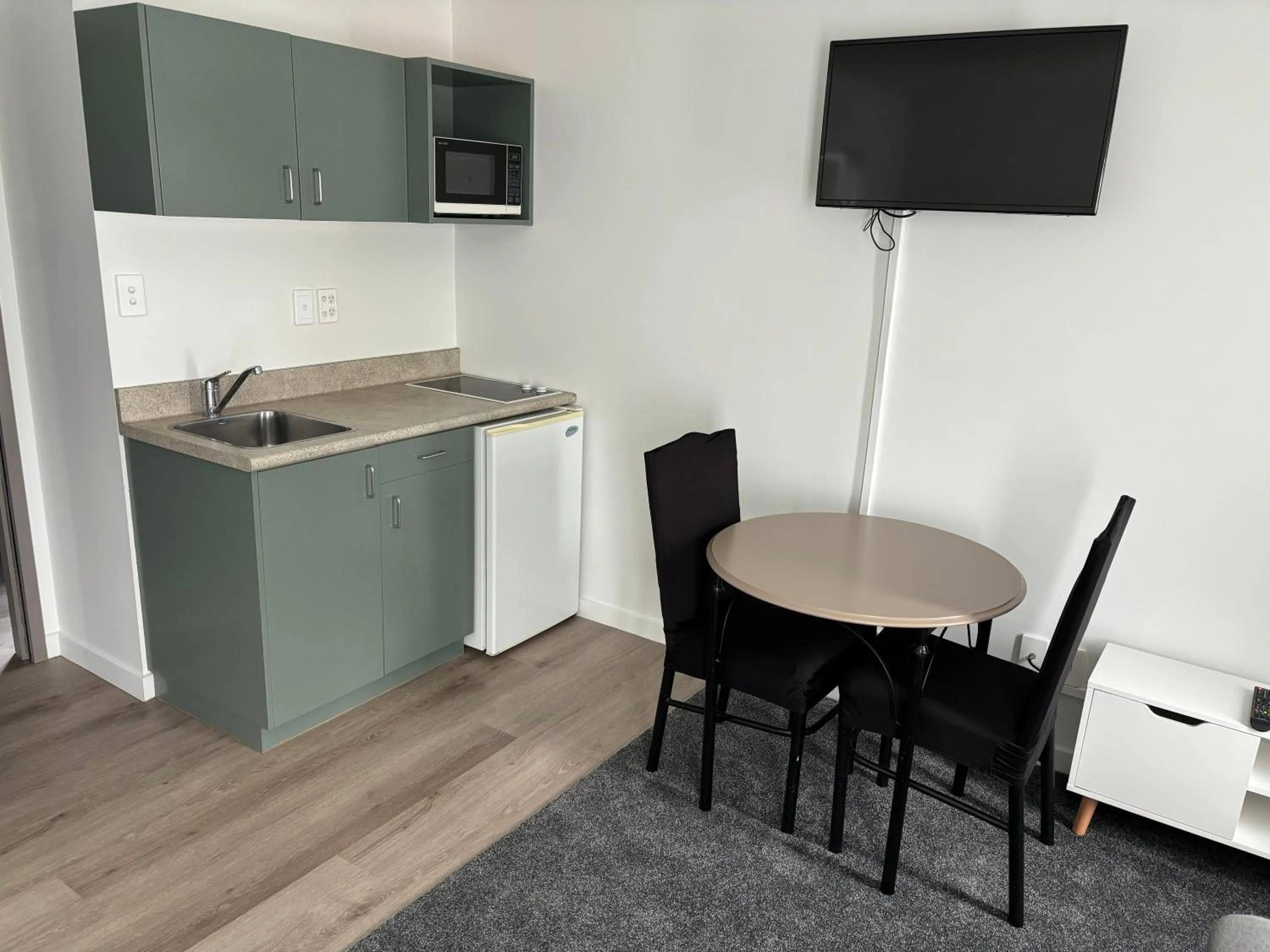 Kitchen or kitchenette in Courtesy Court Motel