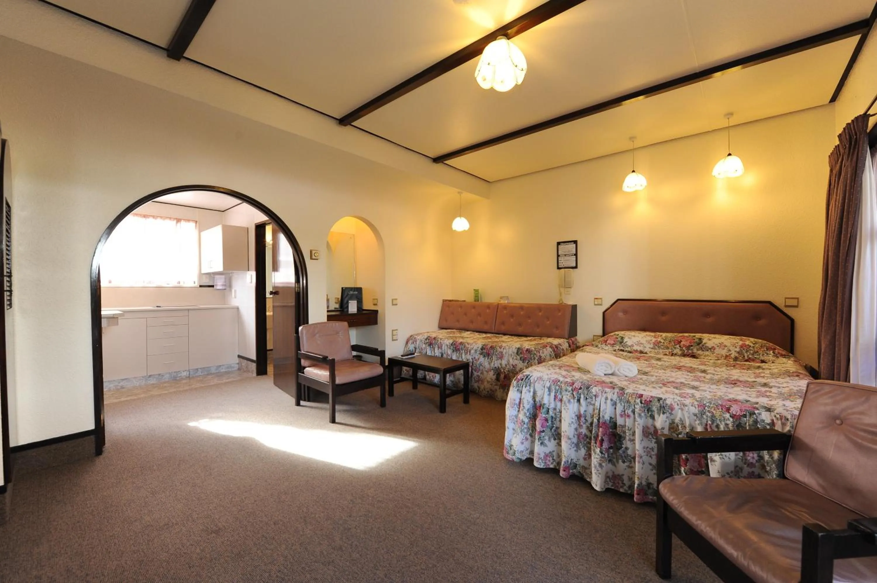 Photo of the whole room, Bed in Alcala Motor Lodge