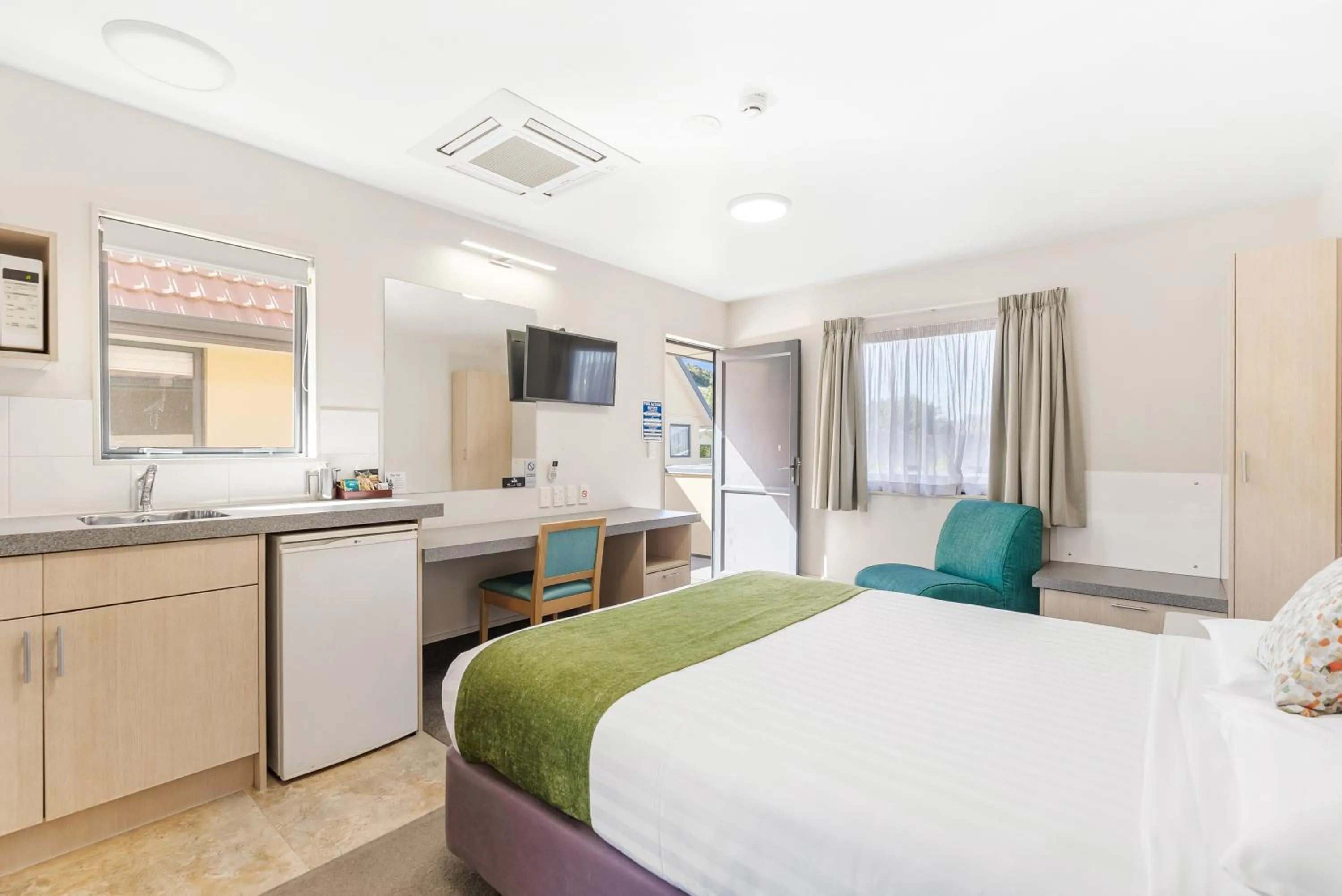 TV and multimedia, Bed in Bella Vista Motel Whangarei