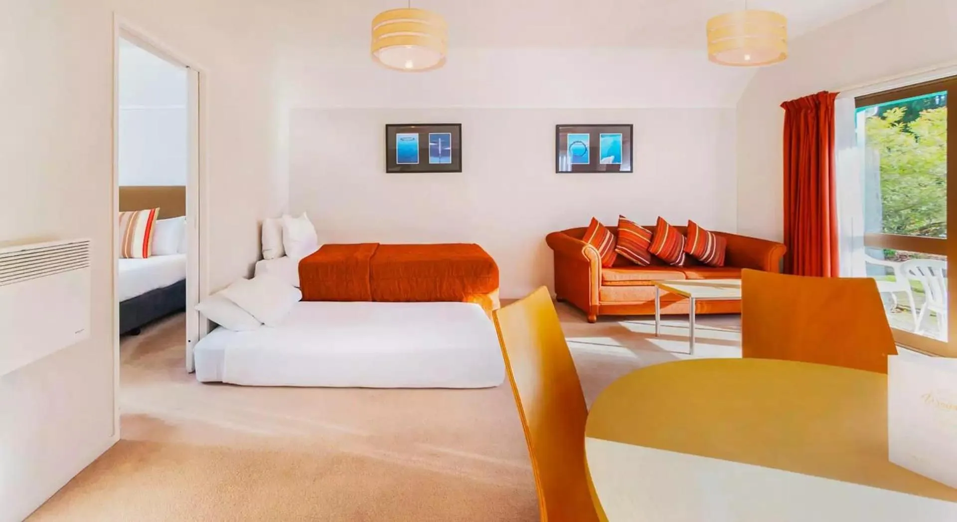 Living room, Bed in Wairakei Resort Taupo