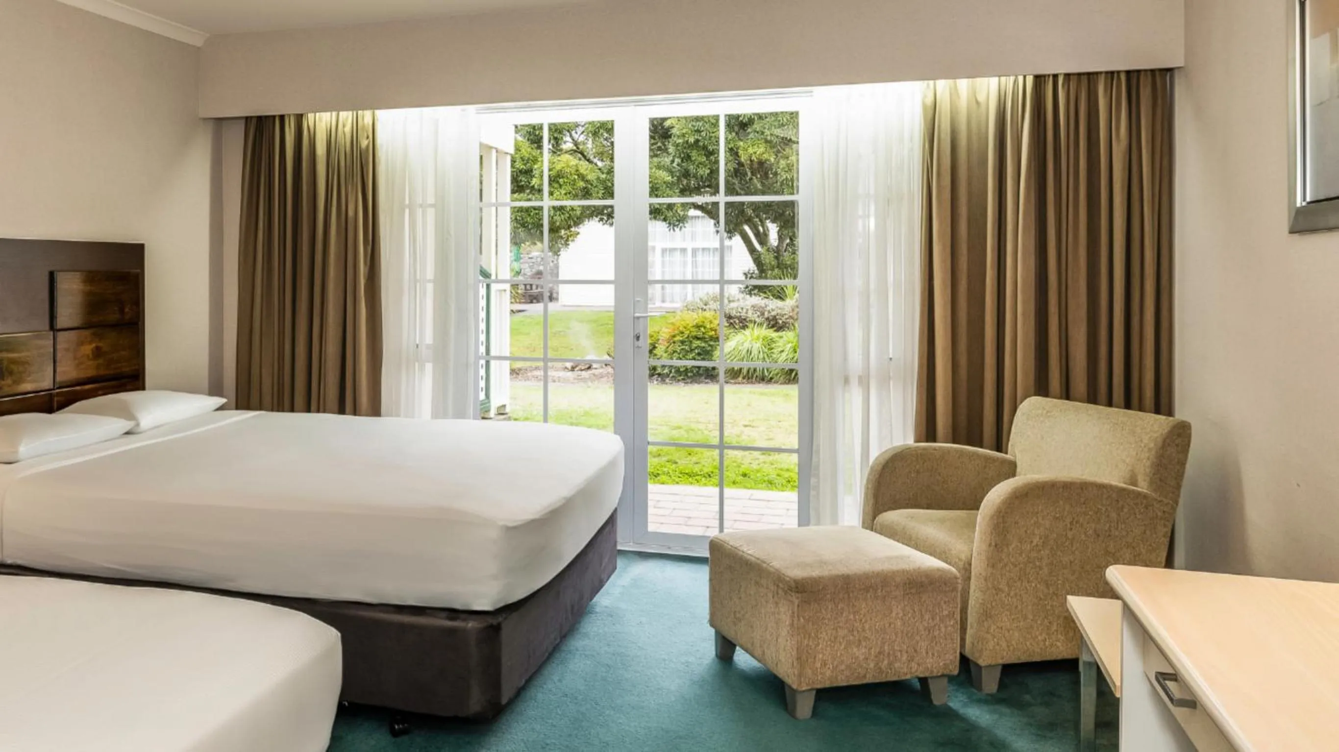 Garden view, Bed in Wairakei Resort Taupo