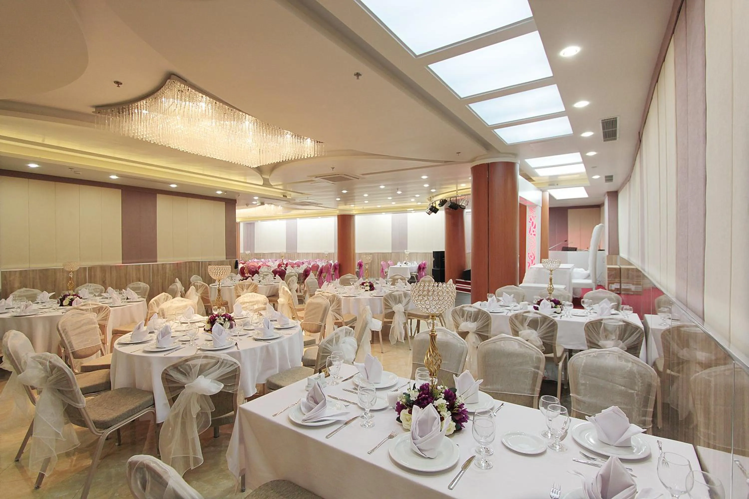 Restaurant/places to eat in Forum Suite Otel