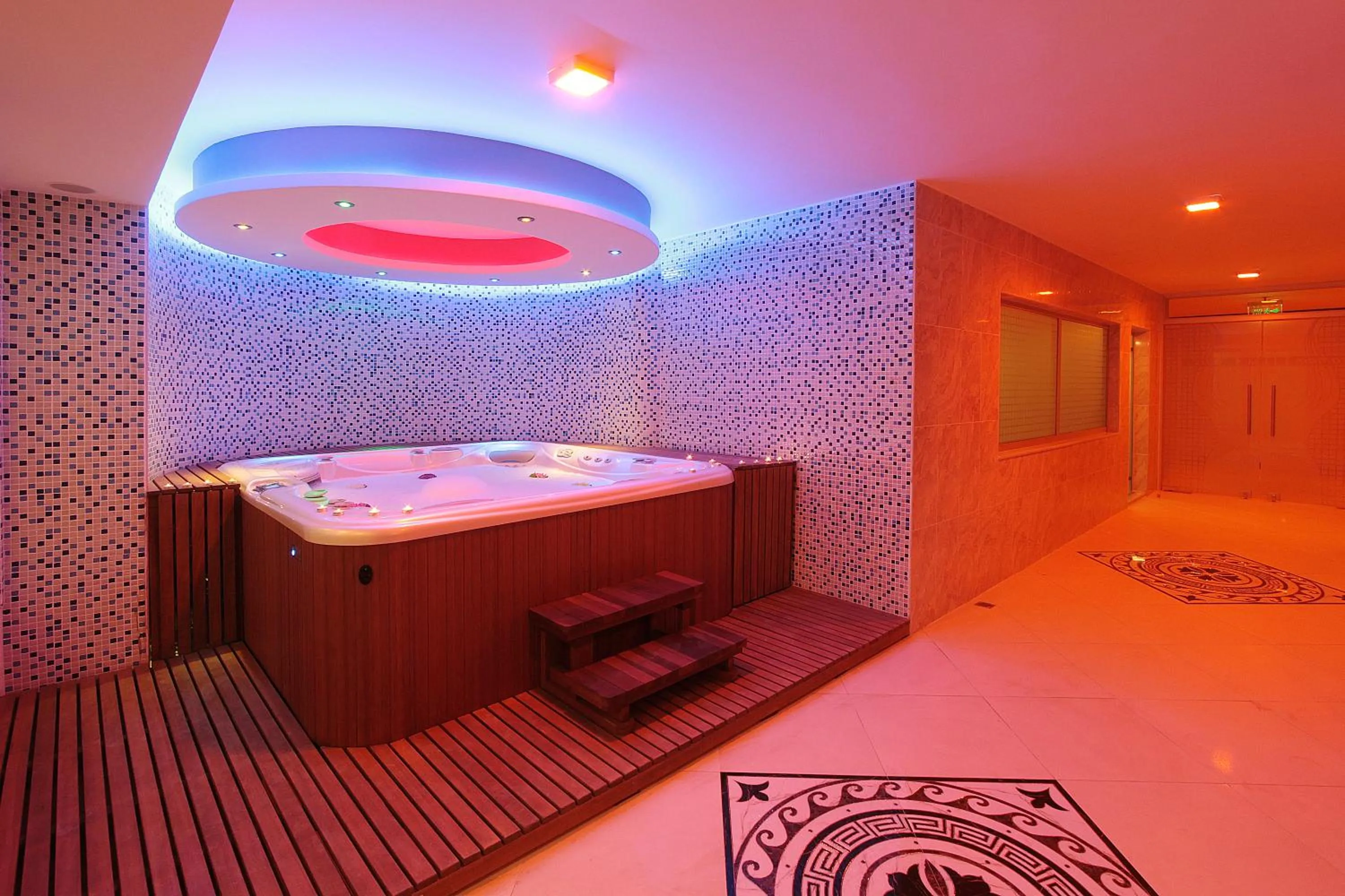 Hot Tub in Forum Suite Otel