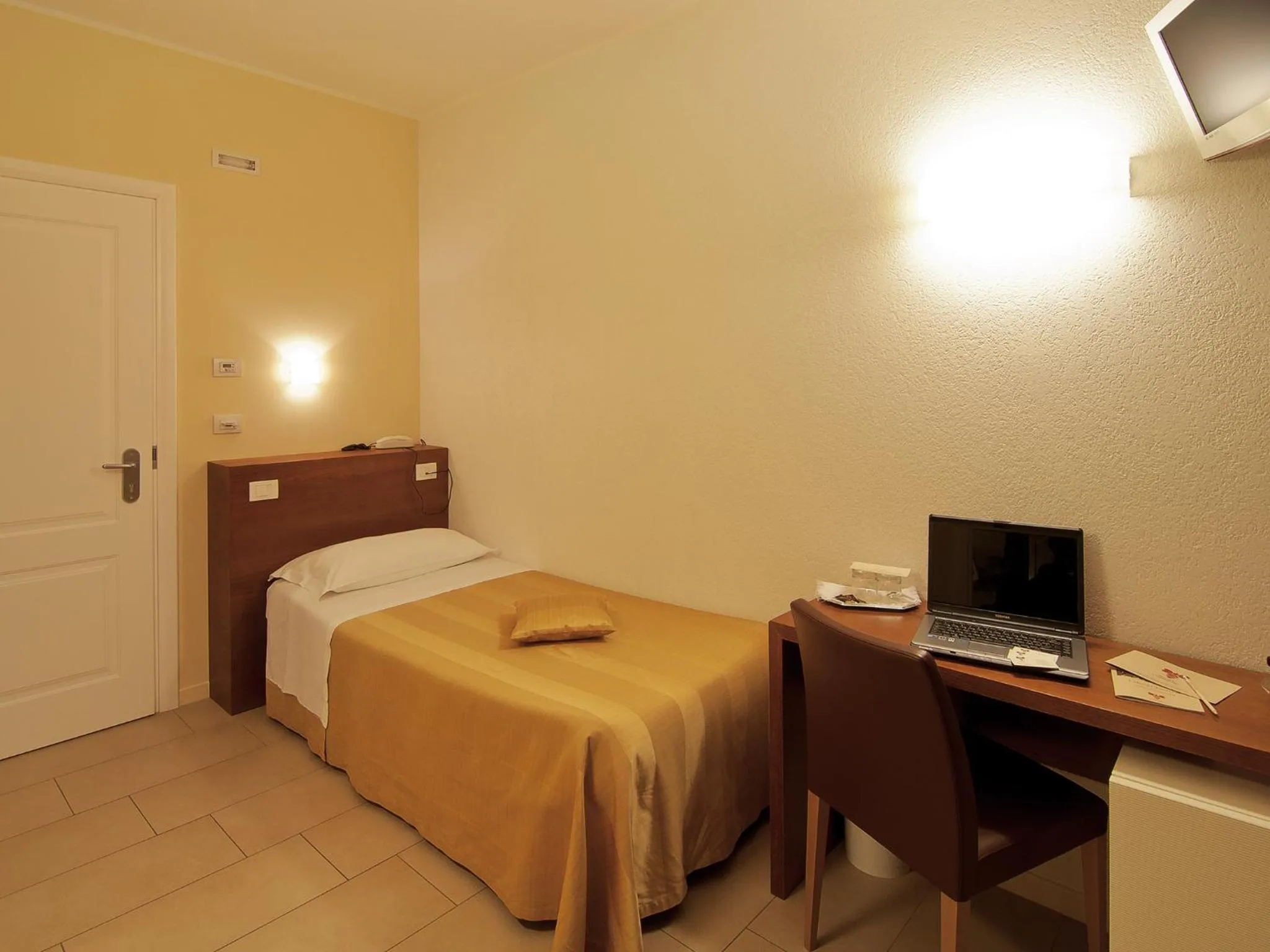 Photo of the whole room, Bed in Hotel Cluentum