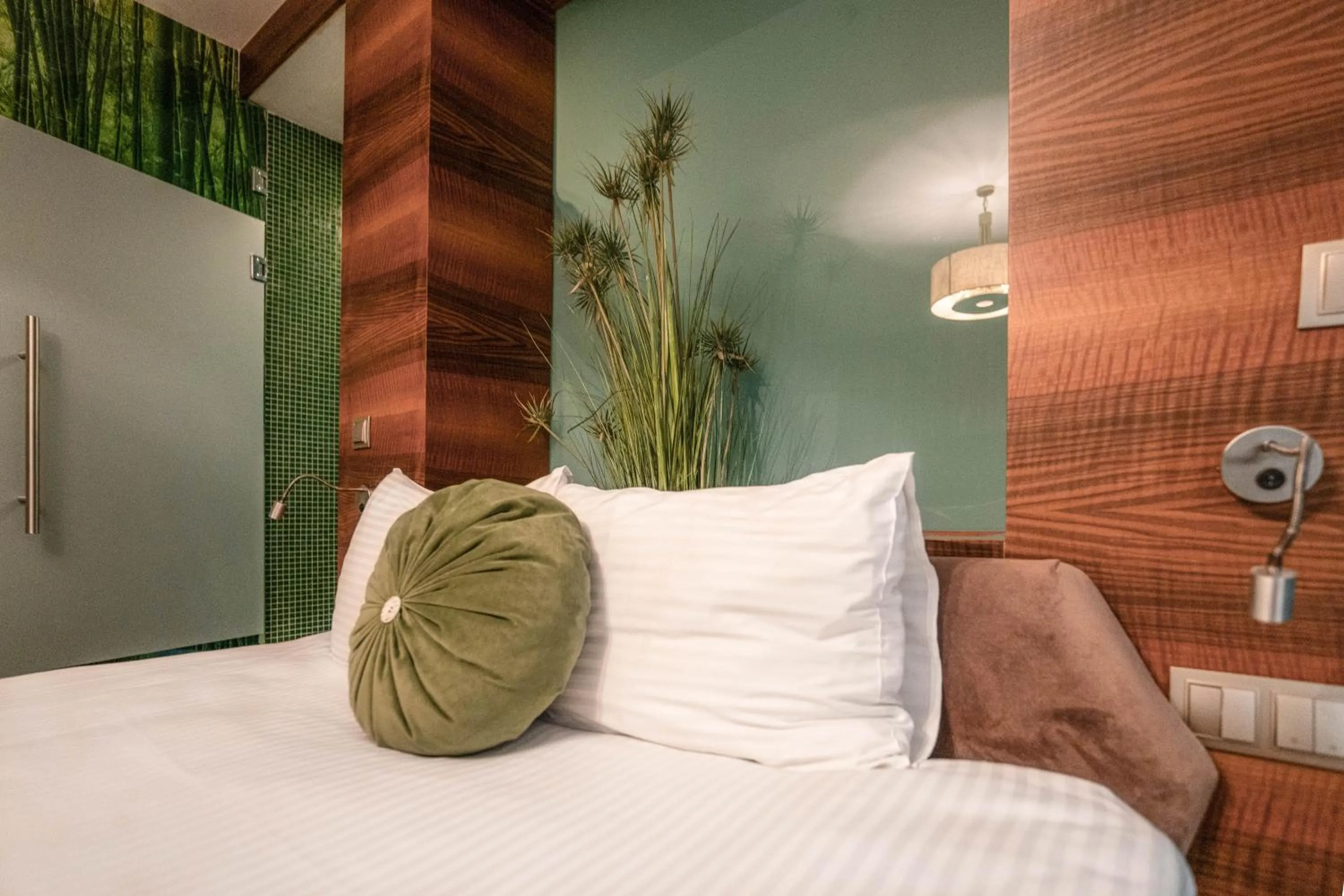 Photo of the whole room, Bed in Golden Pars Hotel