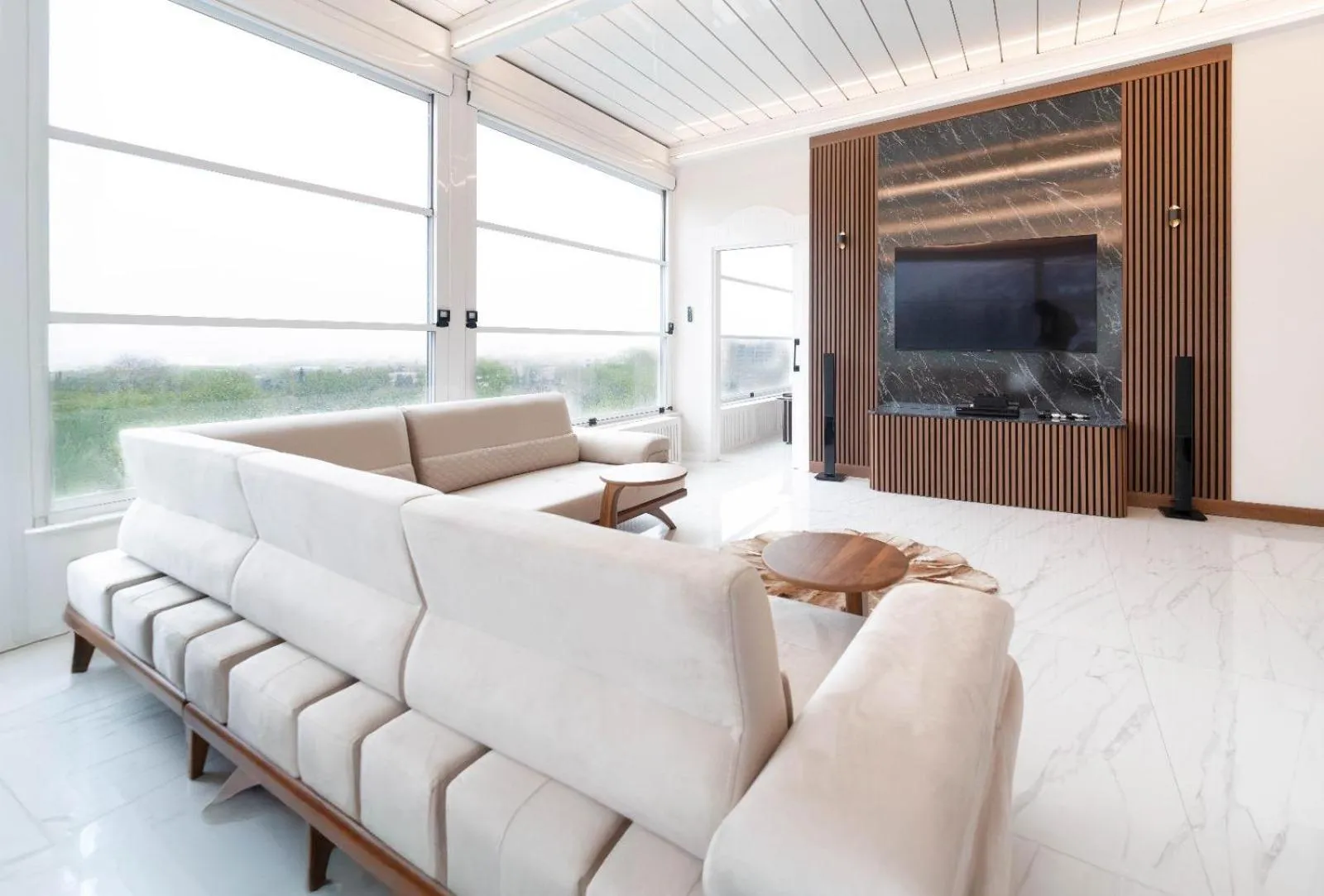 Living room in Golden Pars Hotel