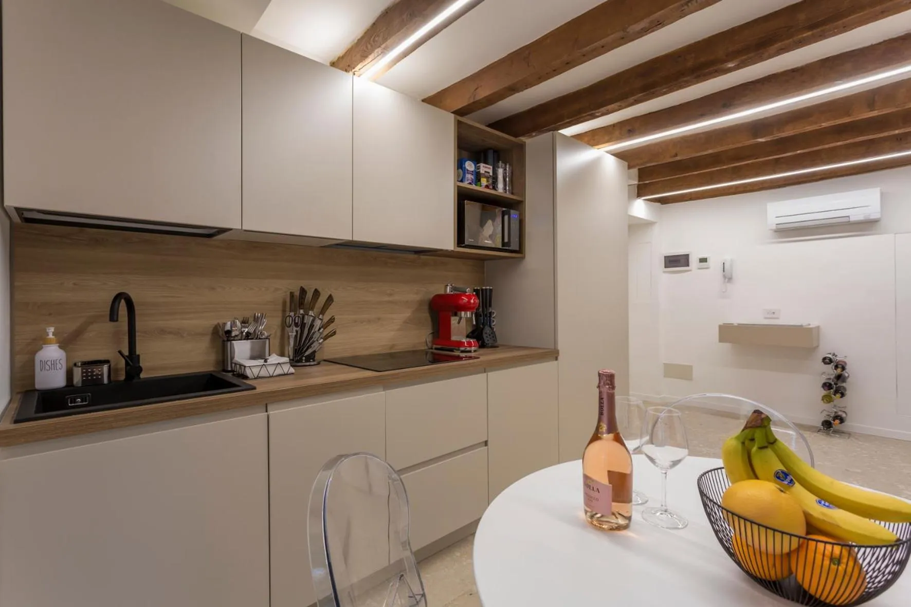 Kitchen or kitchenette in Moscova Luxury B&B