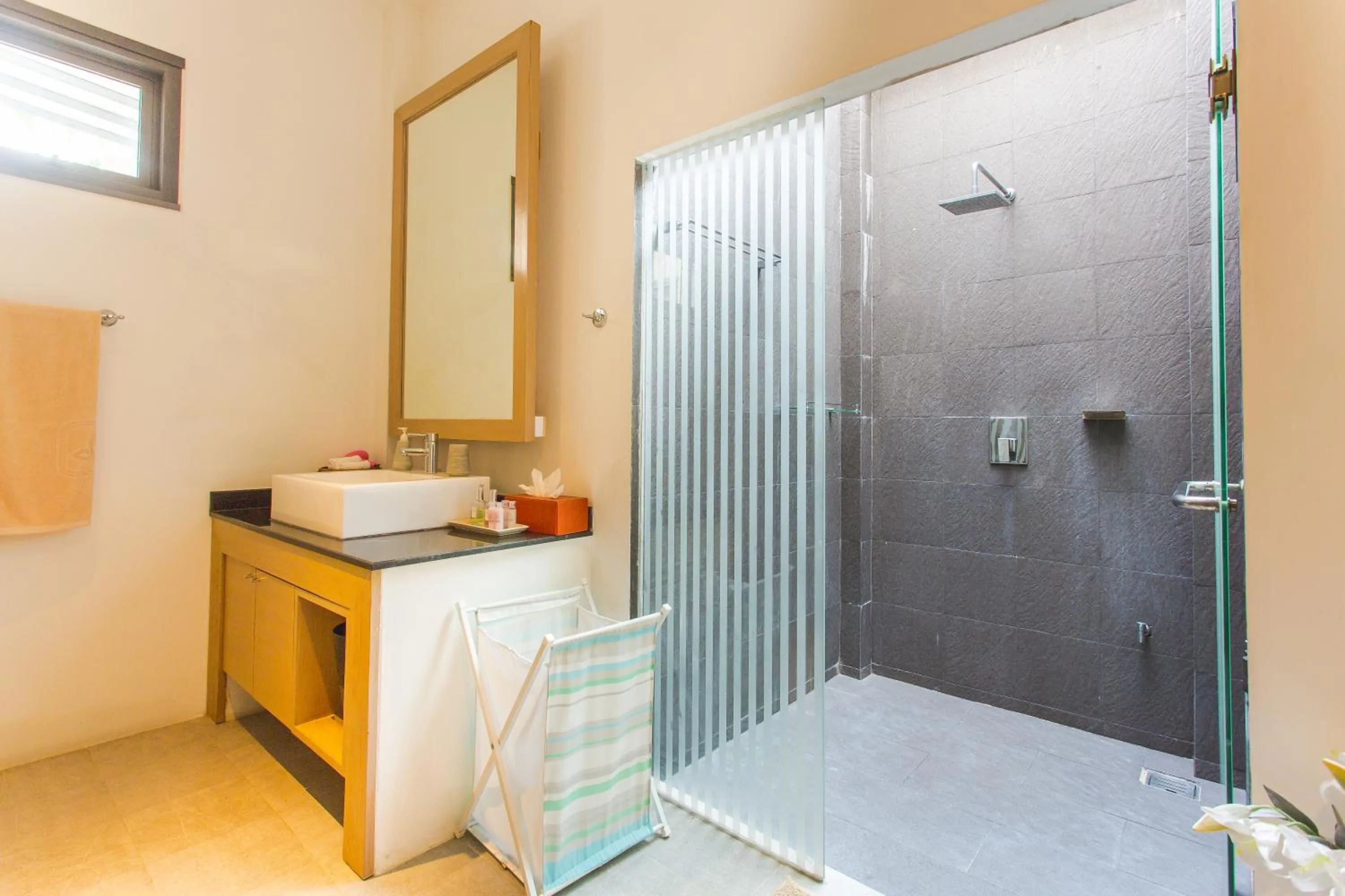 Shower in Honeymooner Pool Villa@Seastone