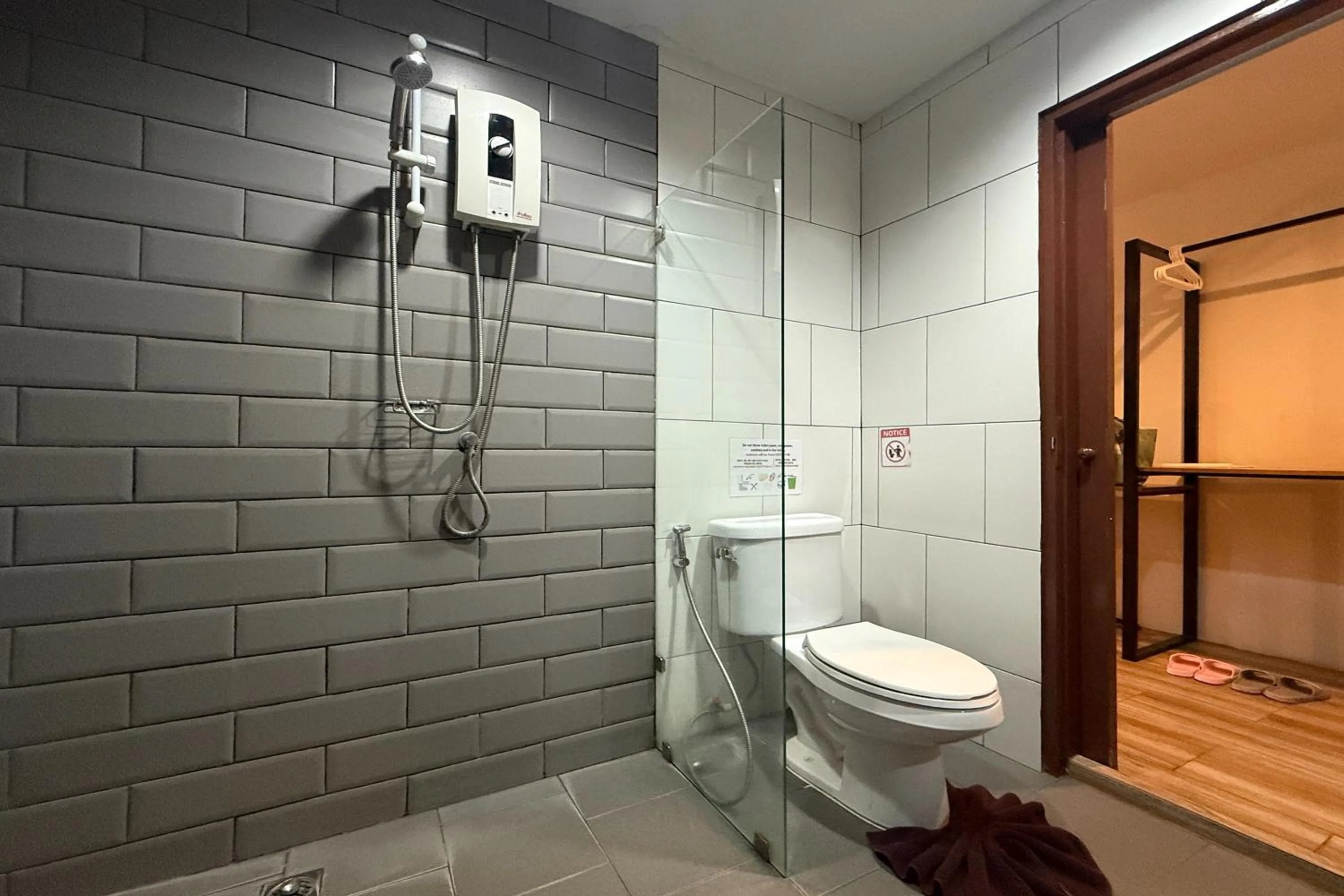 Shower in Sabaidee Chiangmai Hotel