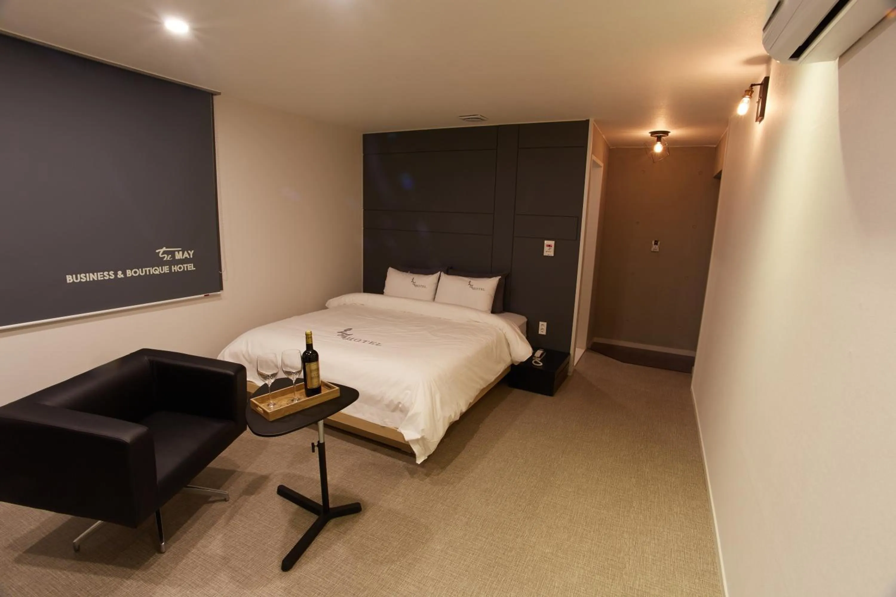 Photo of the whole room, Bed in Hotel The May