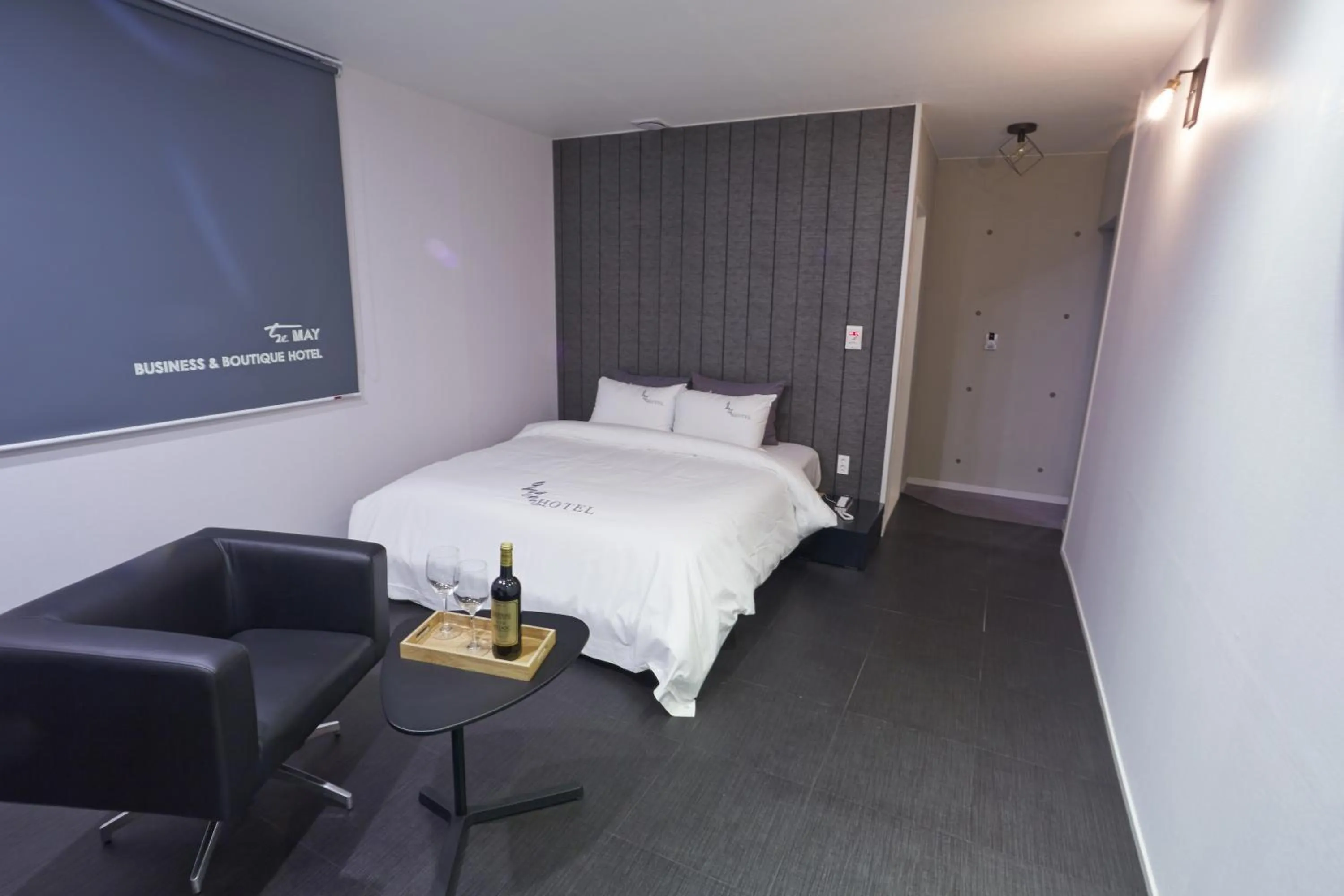 Photo of the whole room, Bed in Hotel The May