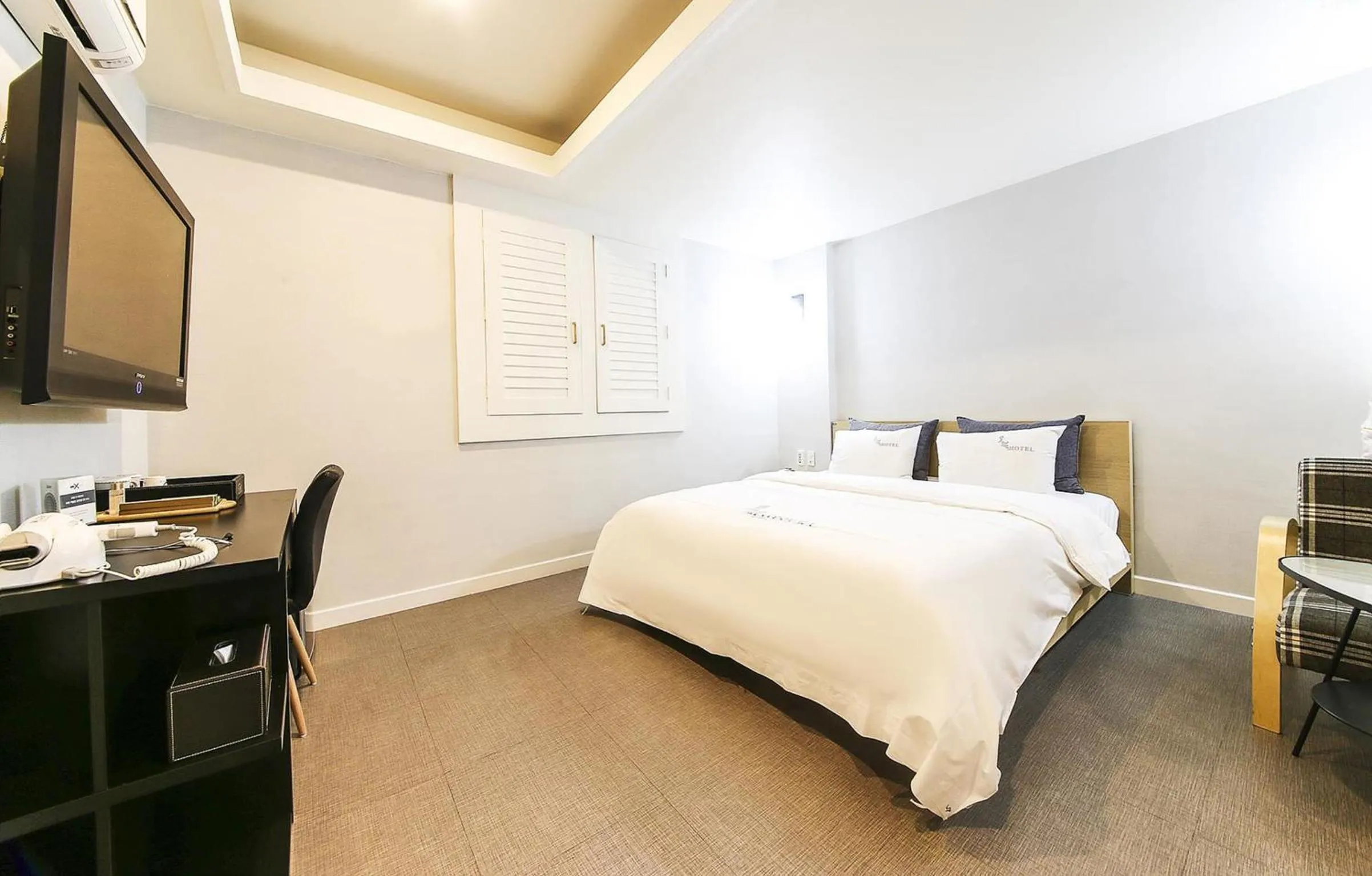 Photo of the whole room, Bed in Hotel The May