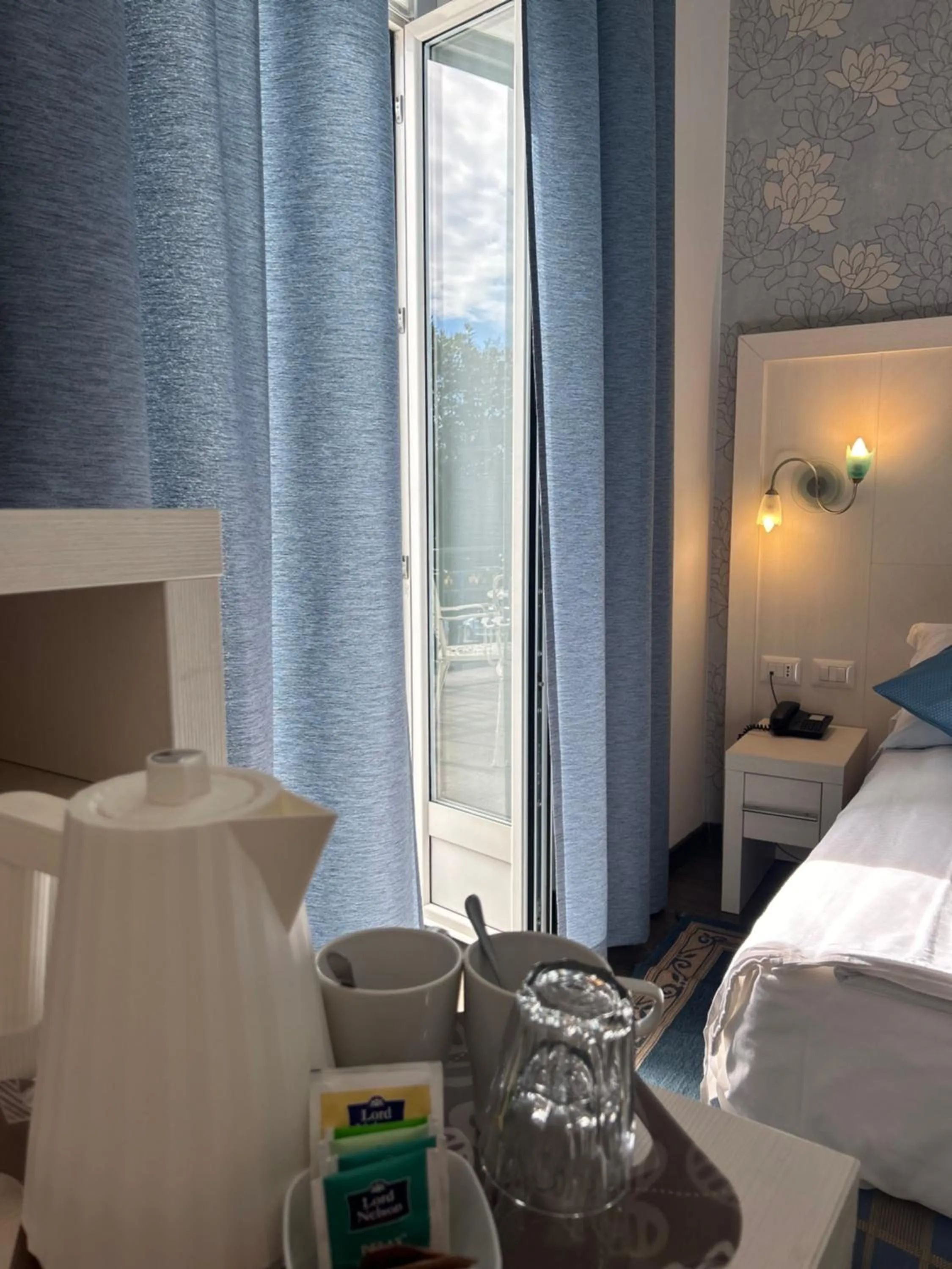 Drinks, Bed in Albergo Pesce D'oro