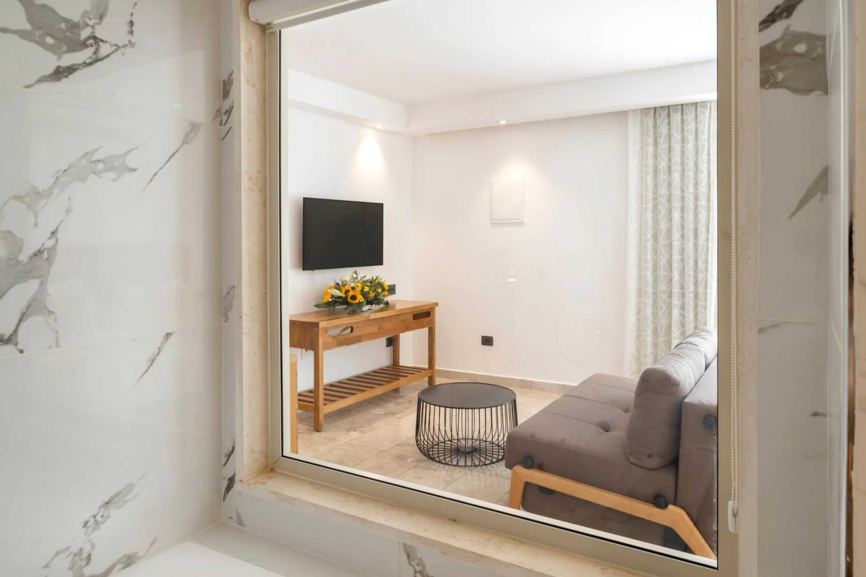 TV and multimedia in Ramon Suites by Smart Hotels