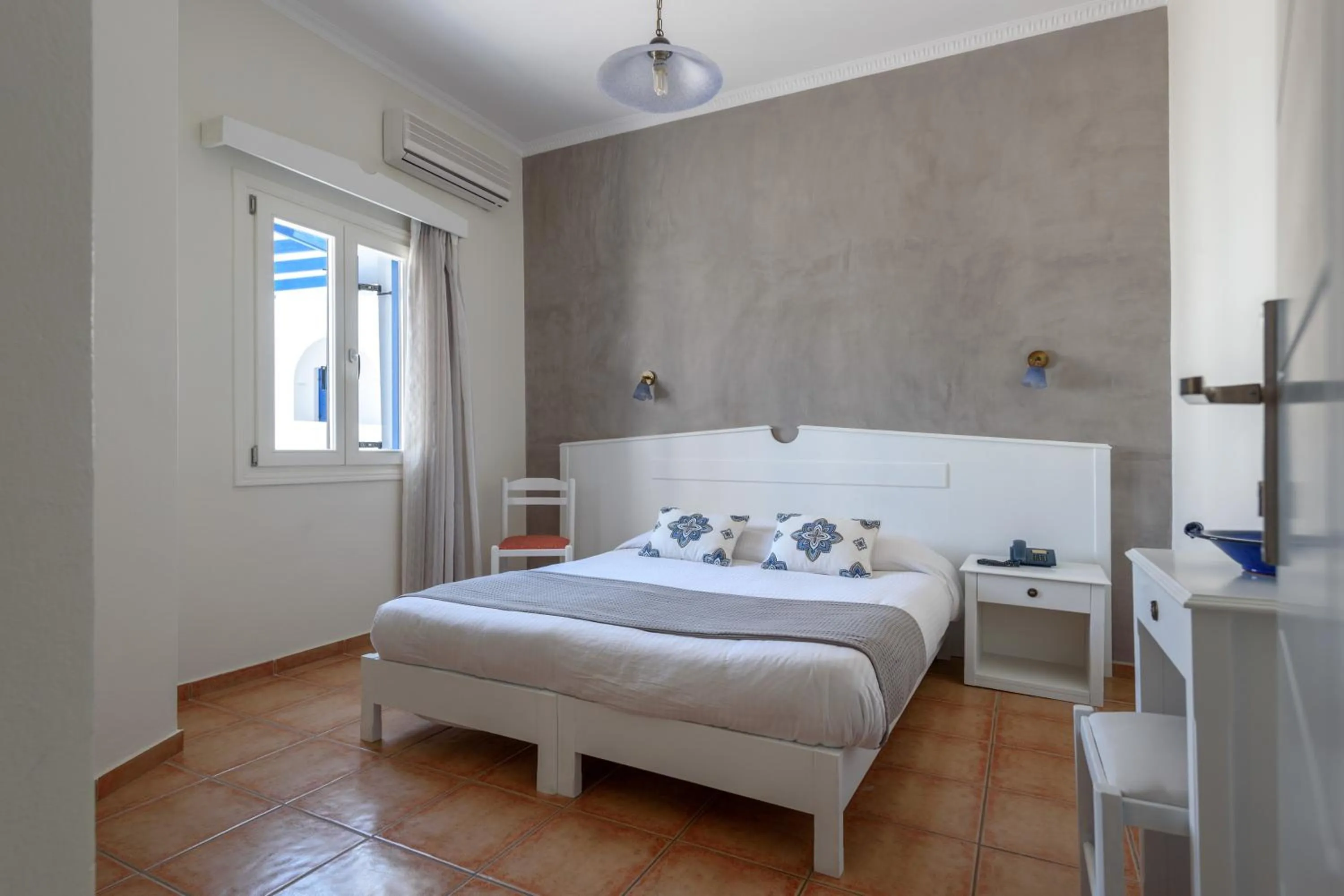 Photo of the whole room, Bed in Anemomilos