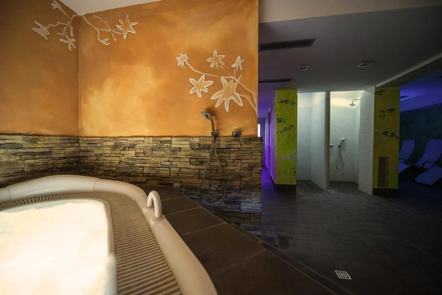 Hot Tub in T'AMI Hotel Resort Spa