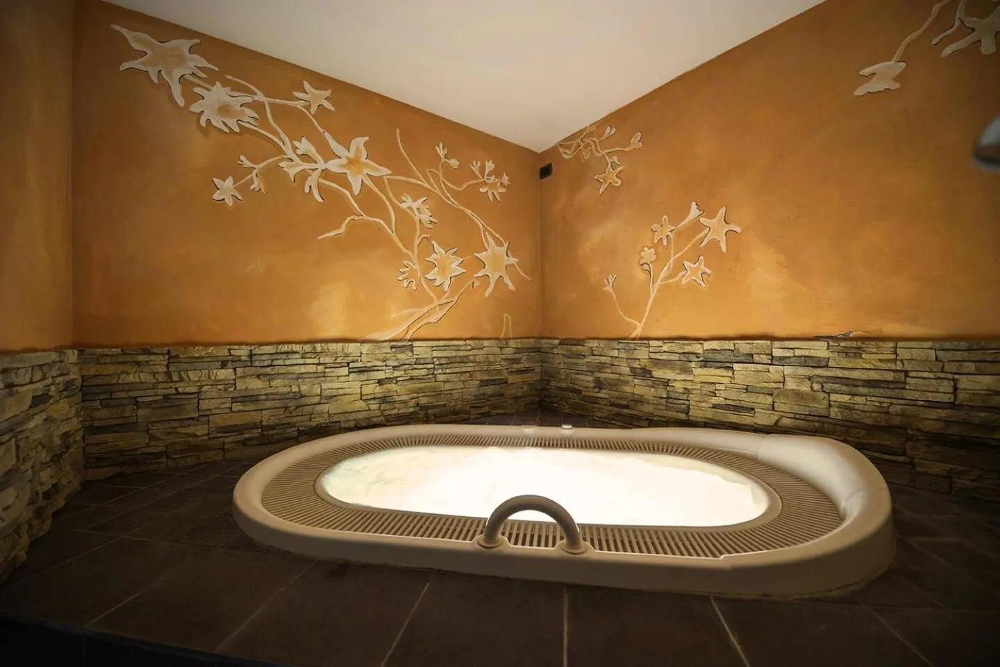 Hot Tub in T'AMI Hotel Resort Spa