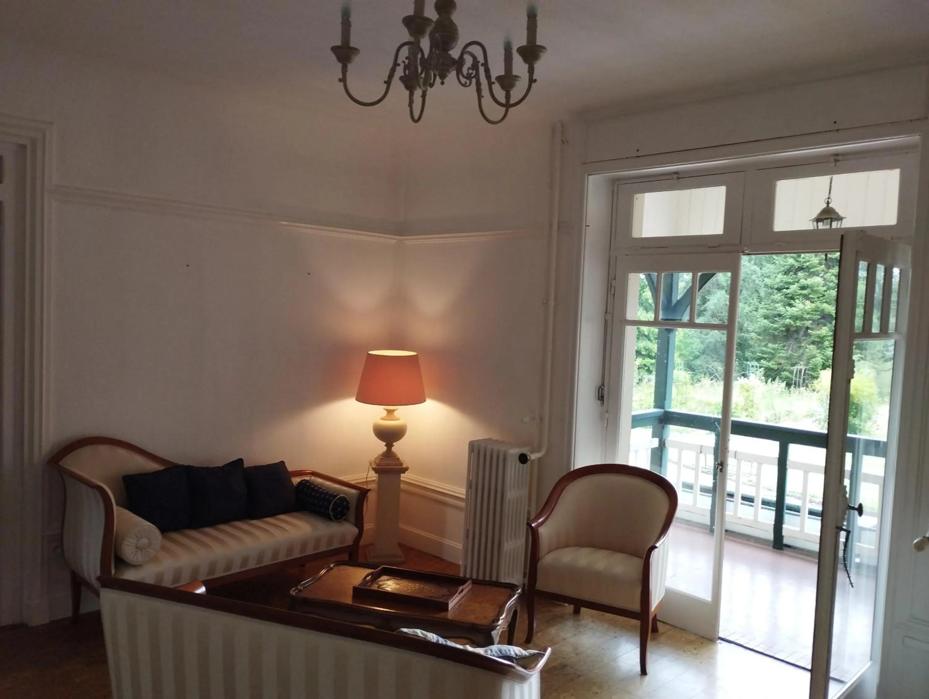 Communal lounge/ TV room in Ma Tranquillite