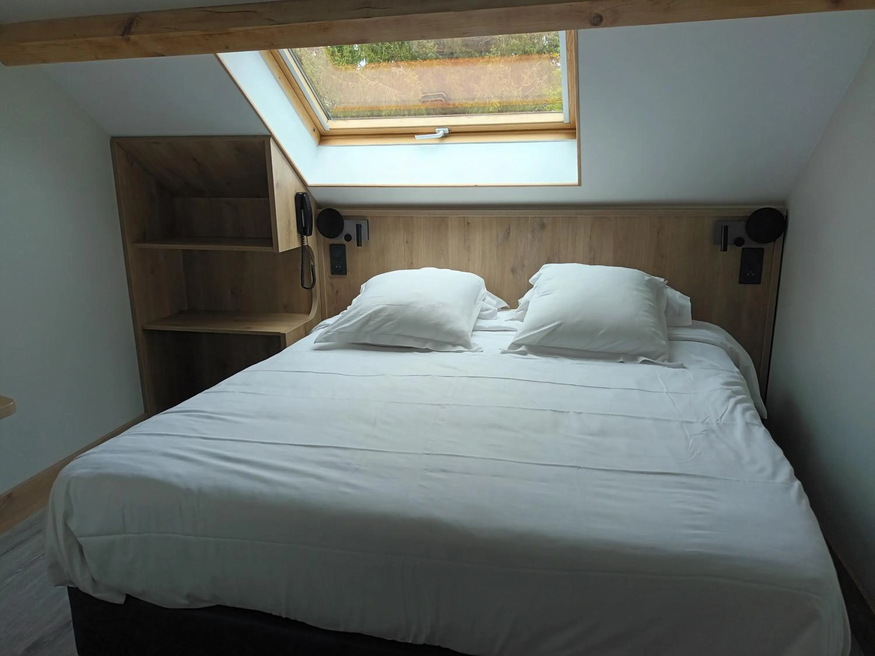 Bed in Hôtel-Restaurant Logis l'Aubrac Laguiole