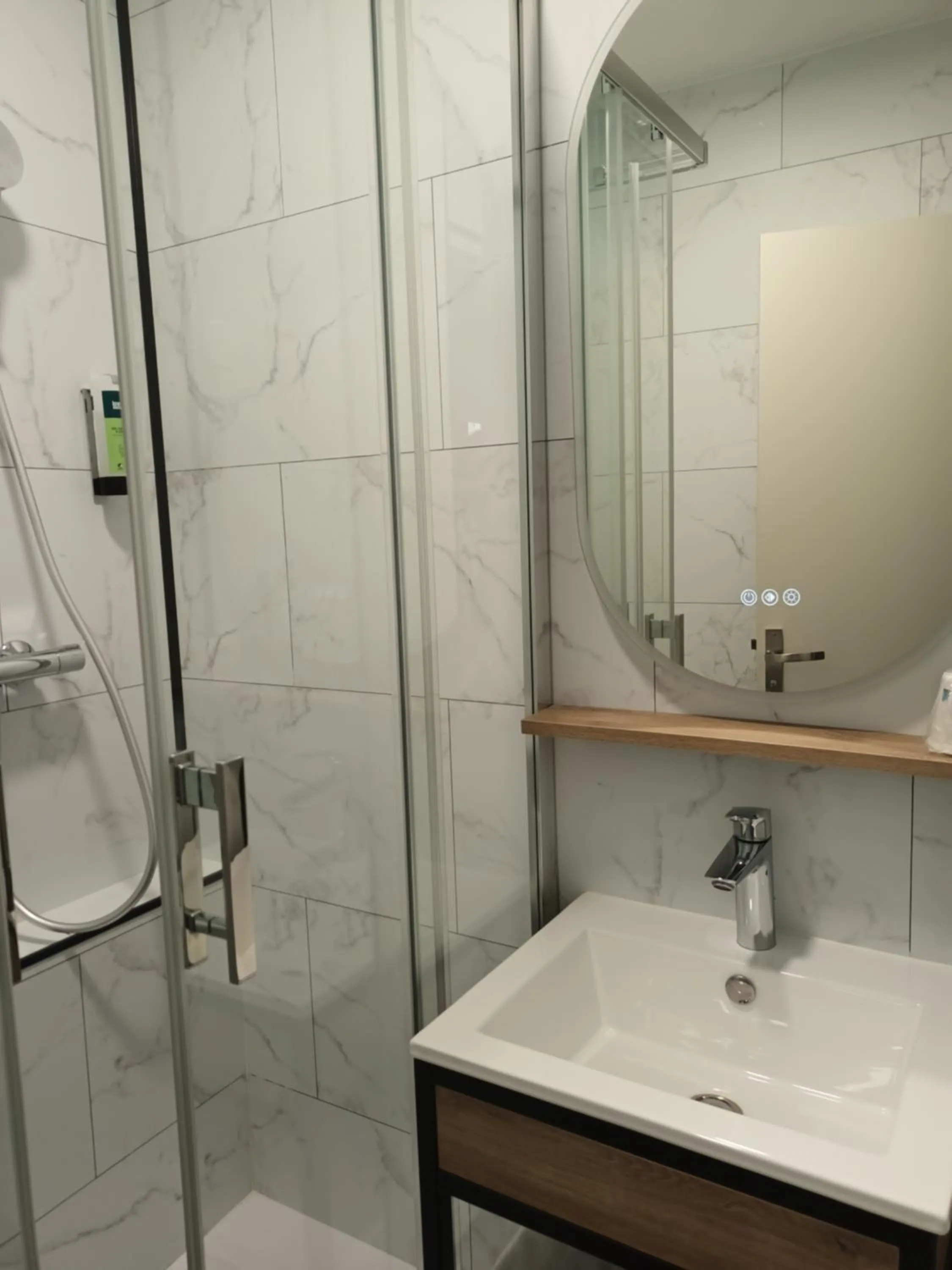 Shower in Hôtel-Restaurant Logis l'Aubrac Laguiole