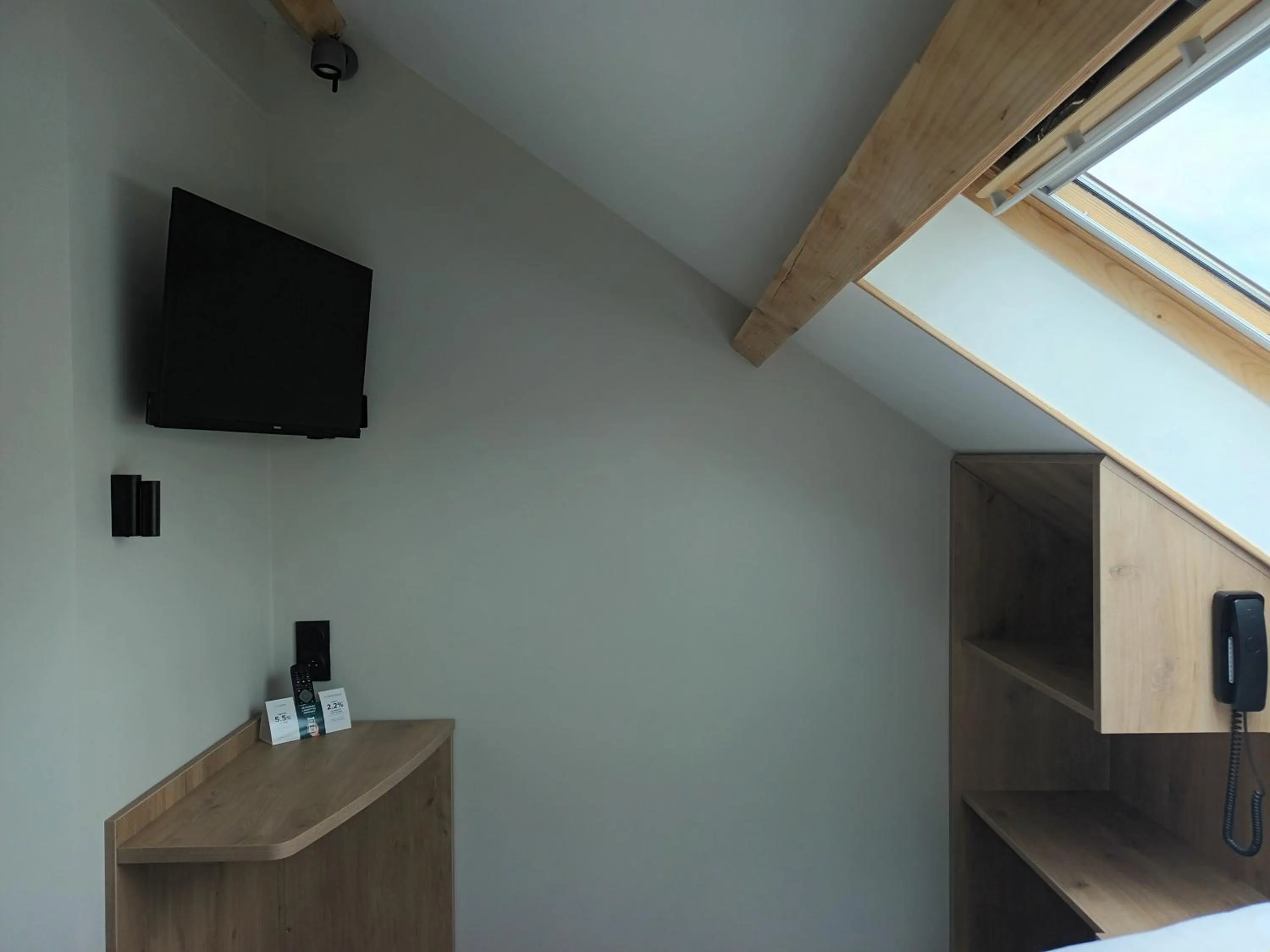 TV and multimedia in Hôtel-Restaurant Logis l'Aubrac Laguiole