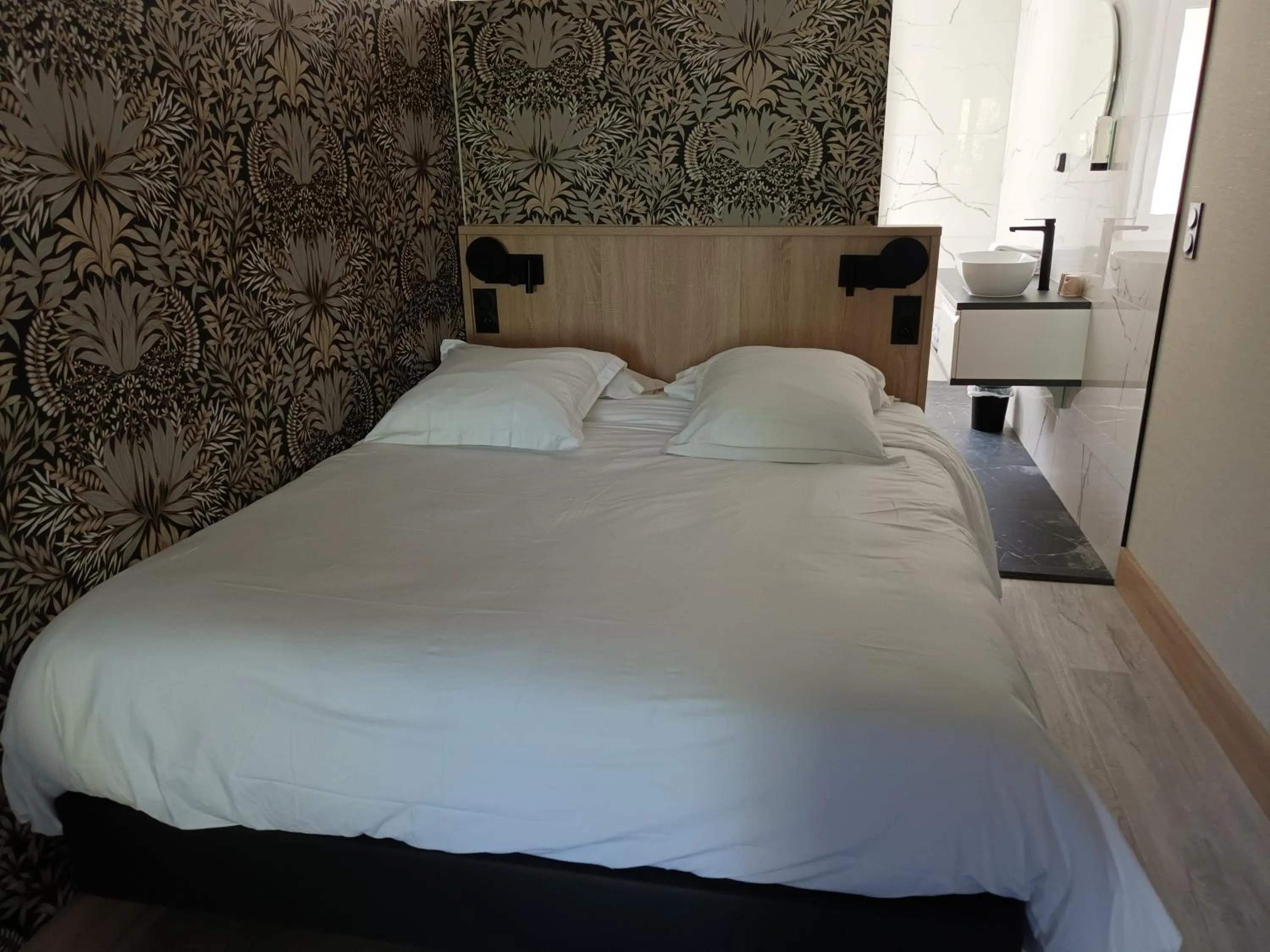 Bed in Hôtel-Restaurant Logis l'Aubrac Laguiole