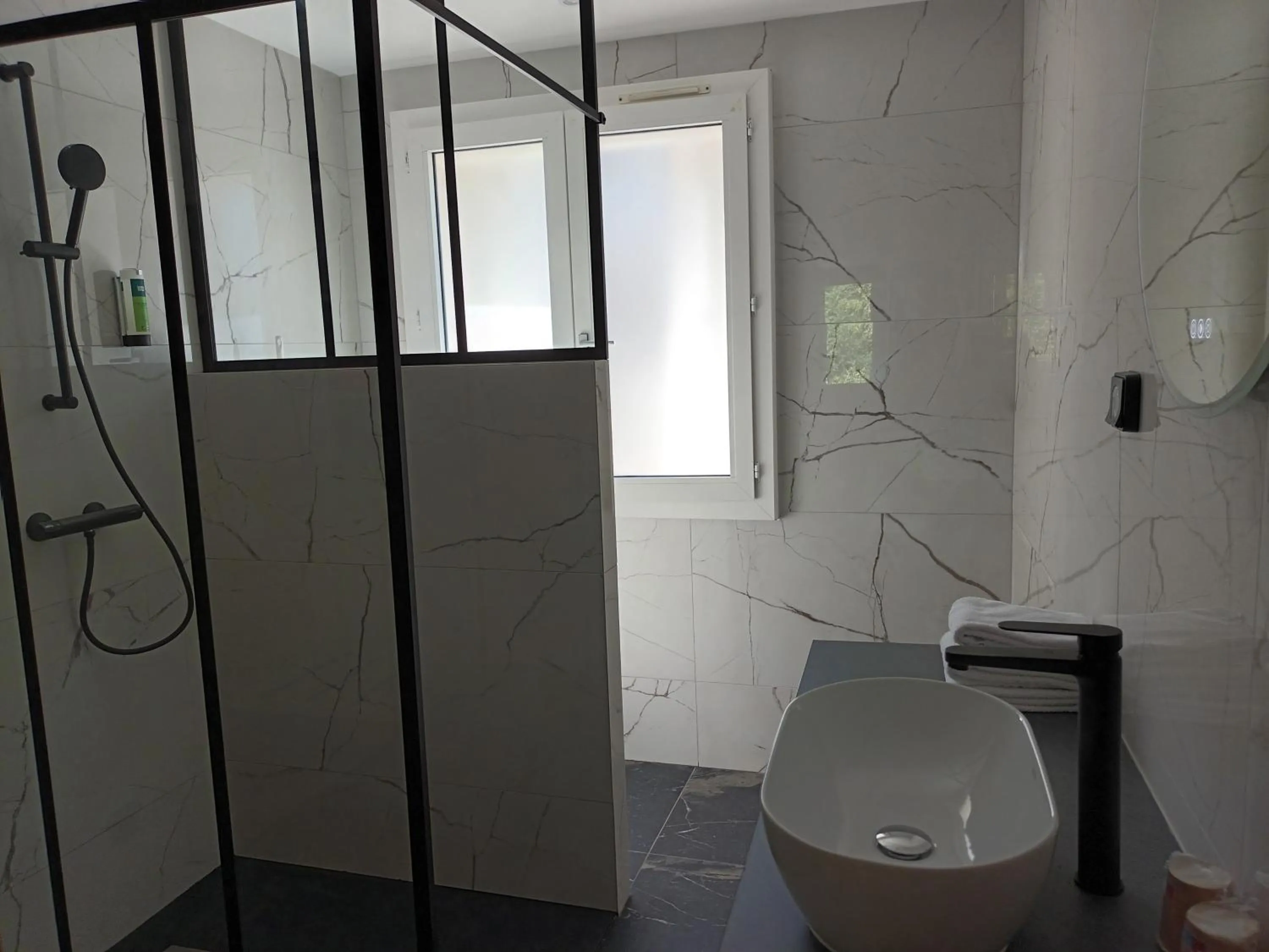 Bathroom in Hôtel-Restaurant Logis l'Aubrac Laguiole