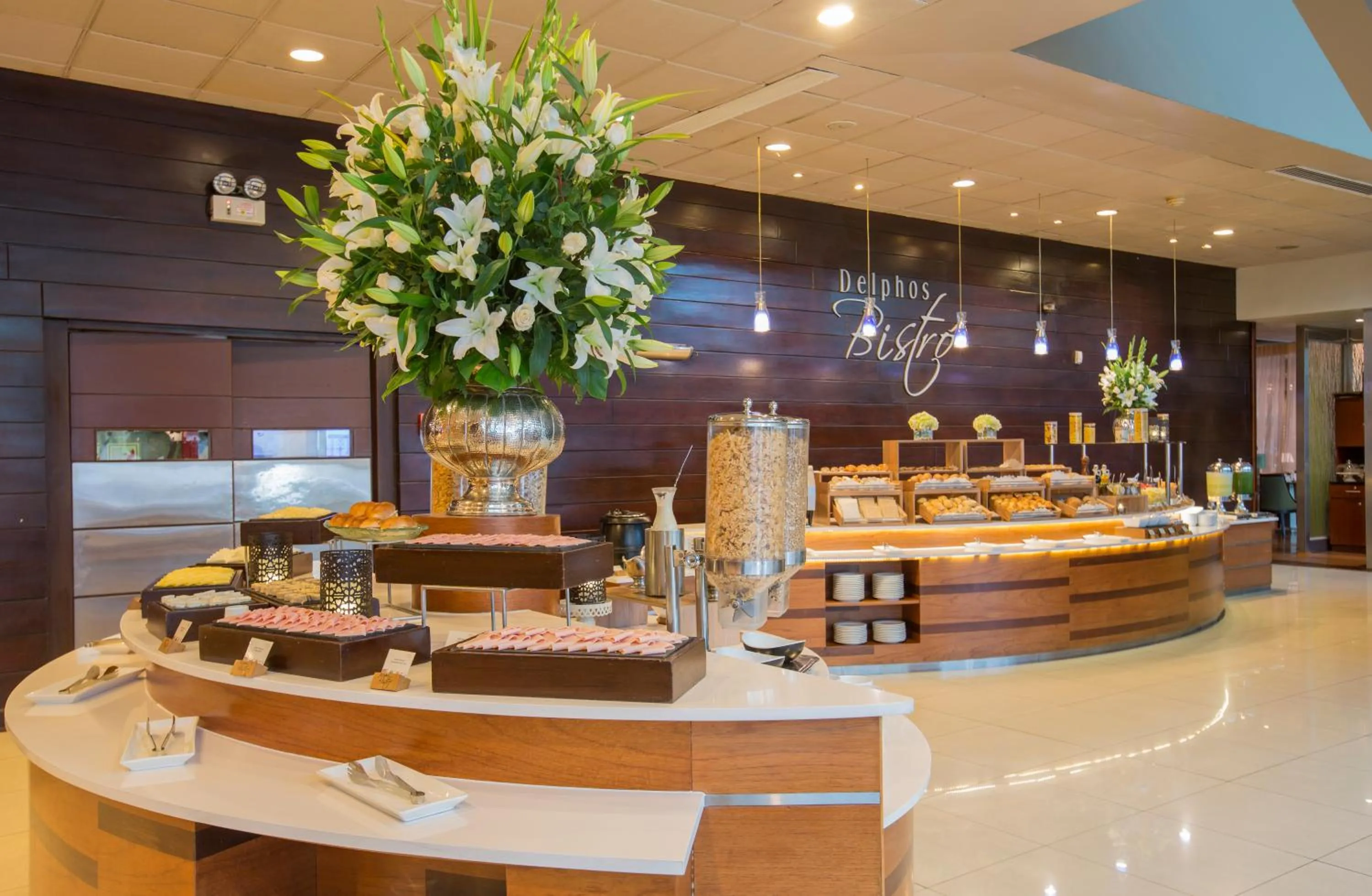 Restaurant/places to eat in Delfines Hotel & Convention Center