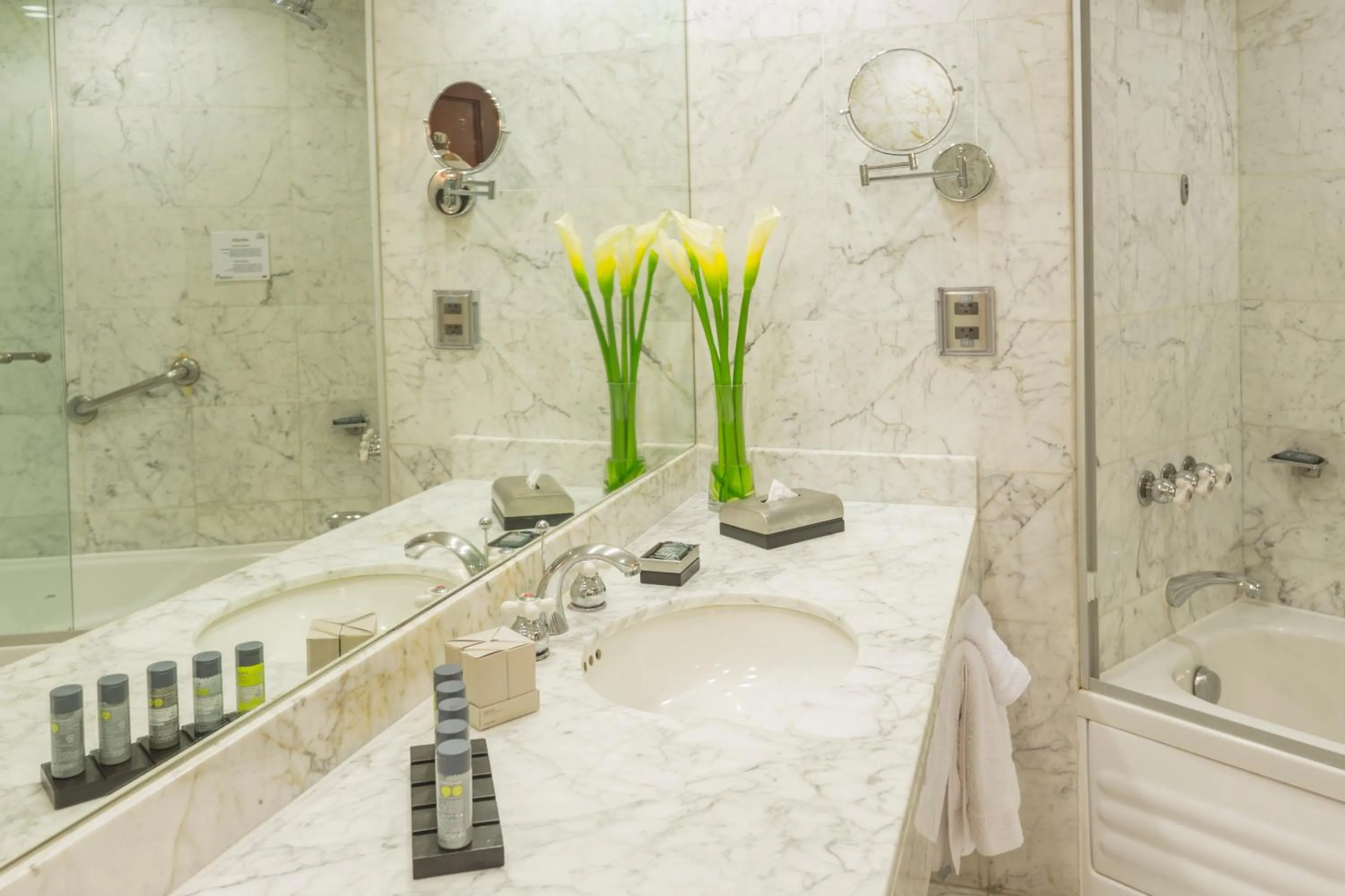 Bathroom in Delfines Hotel & Convention Center