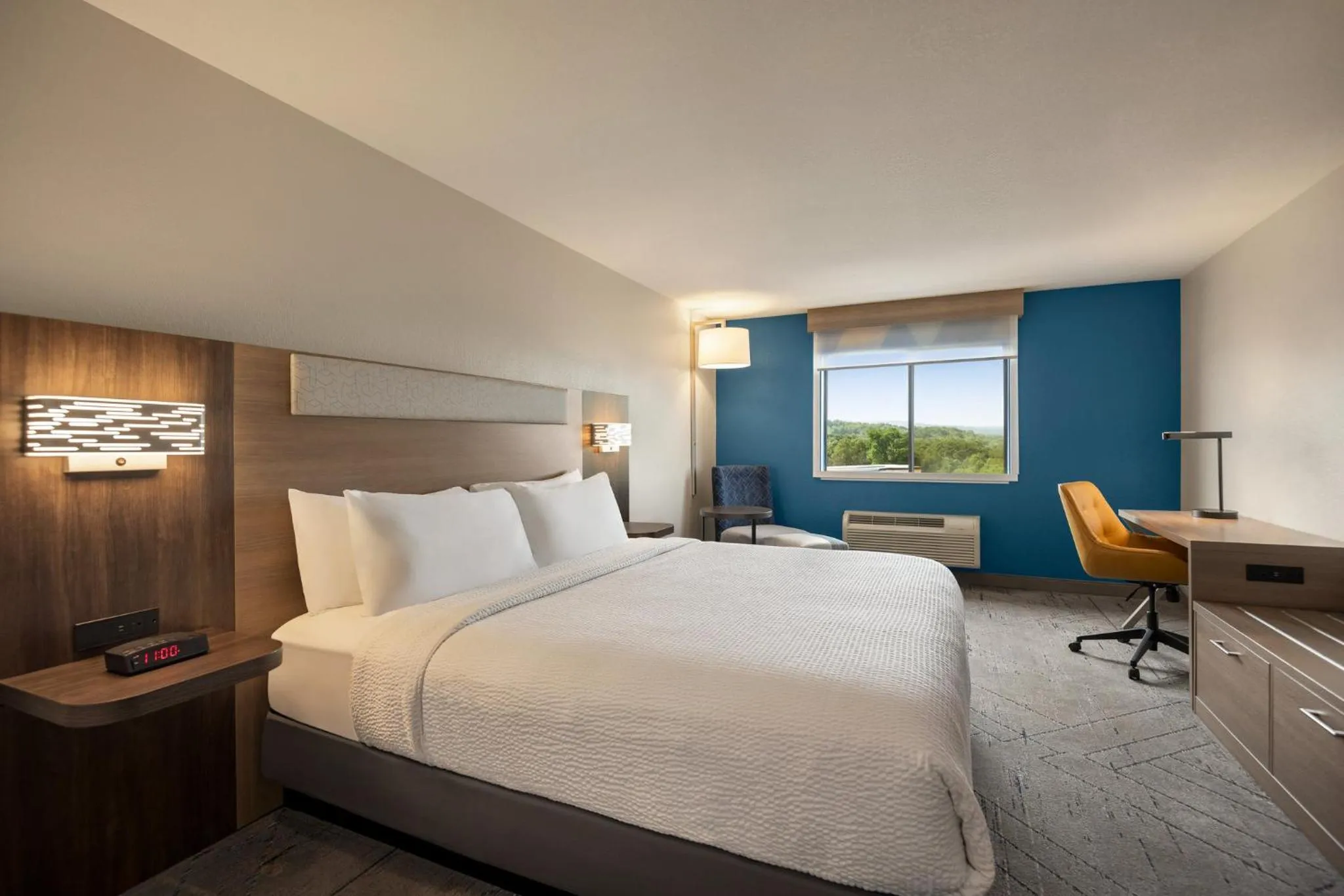 Photo of the whole room, Bed in Holiday Inn Express Morgantown by IHG
