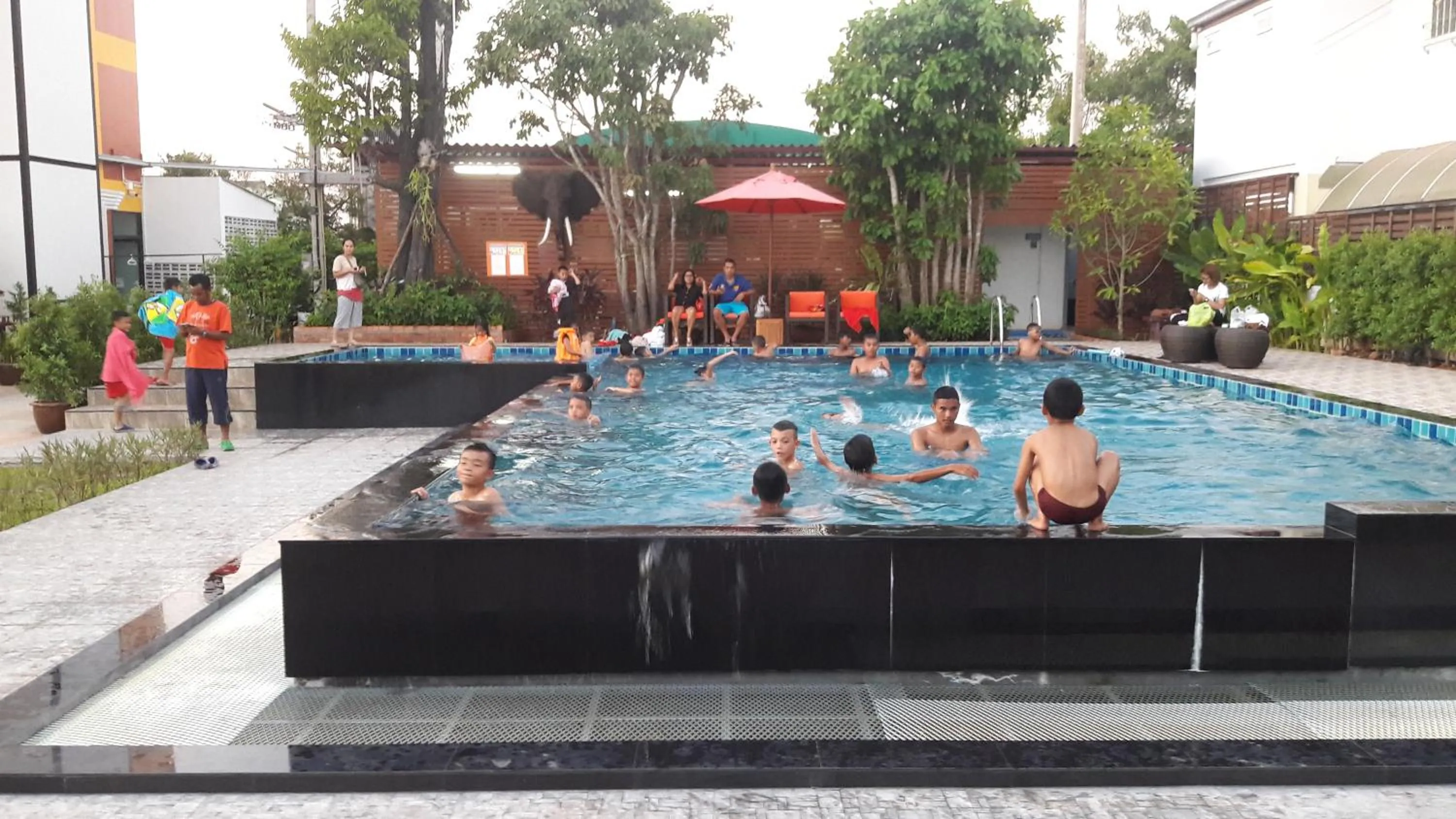 Swimming pool in Tawan Anda Garden Hotel