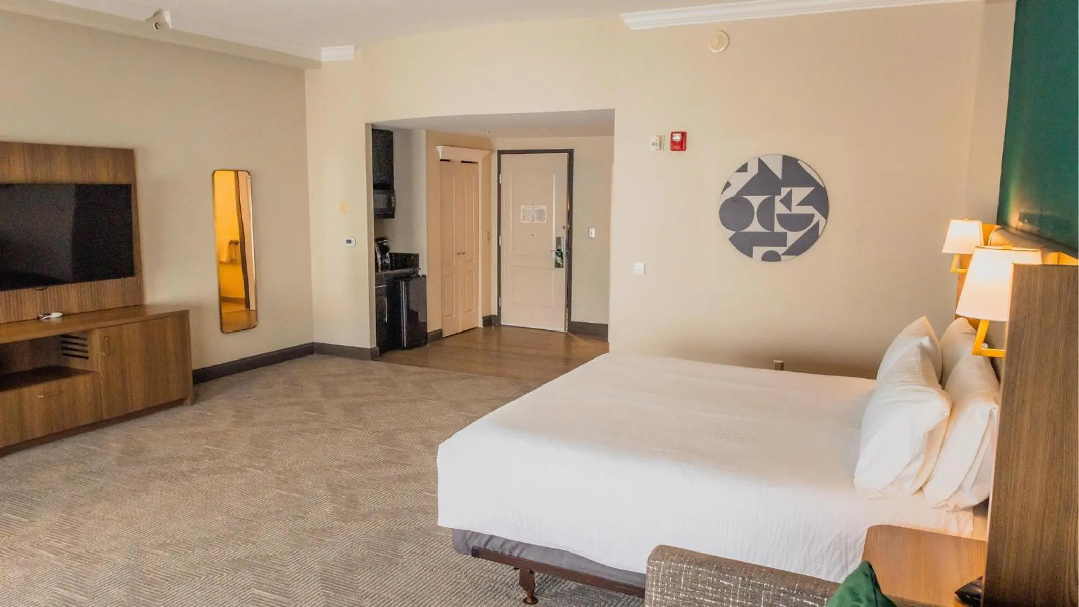 Photo of the whole room, Bed in Holiday Inn Macon North by IHG