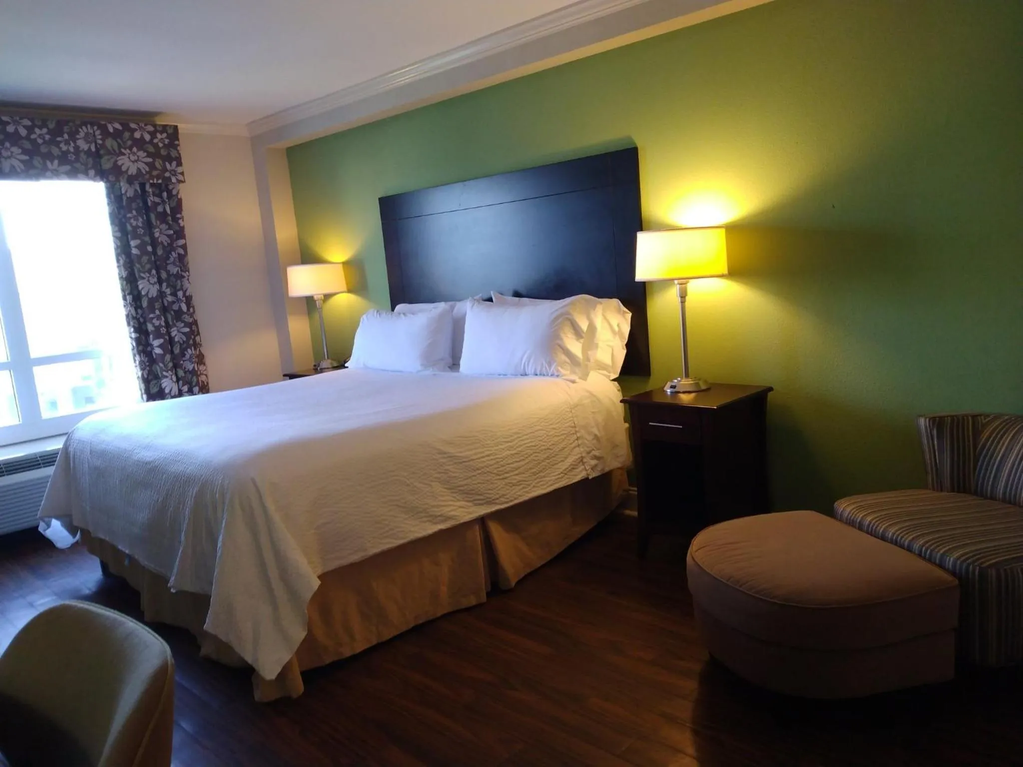 Photo of the whole room, Bed in Holiday Inn Macon North by IHG