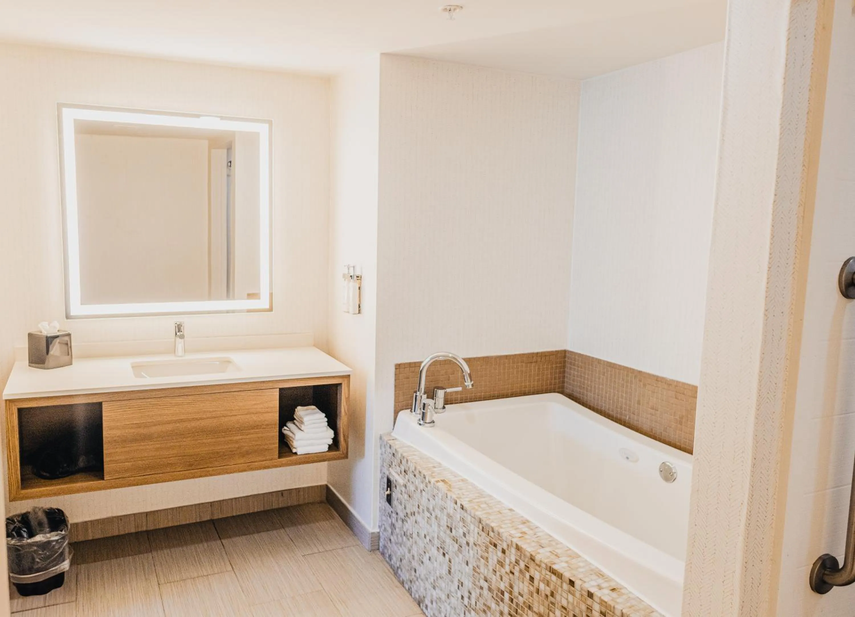 Bath, Bed in Holiday Inn Macon North by IHG