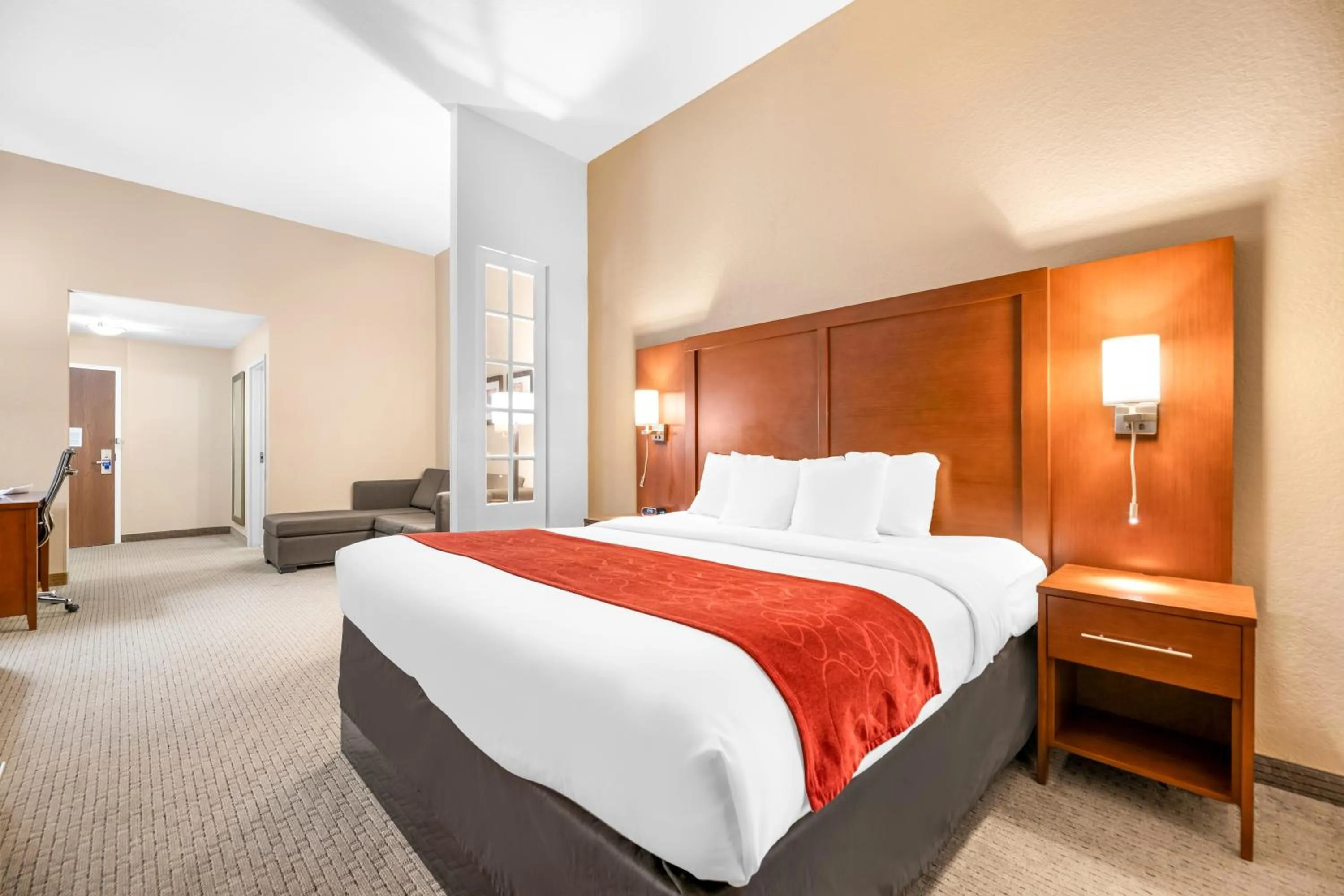 Bedroom, Bed in Comfort Suites Orlando Airport