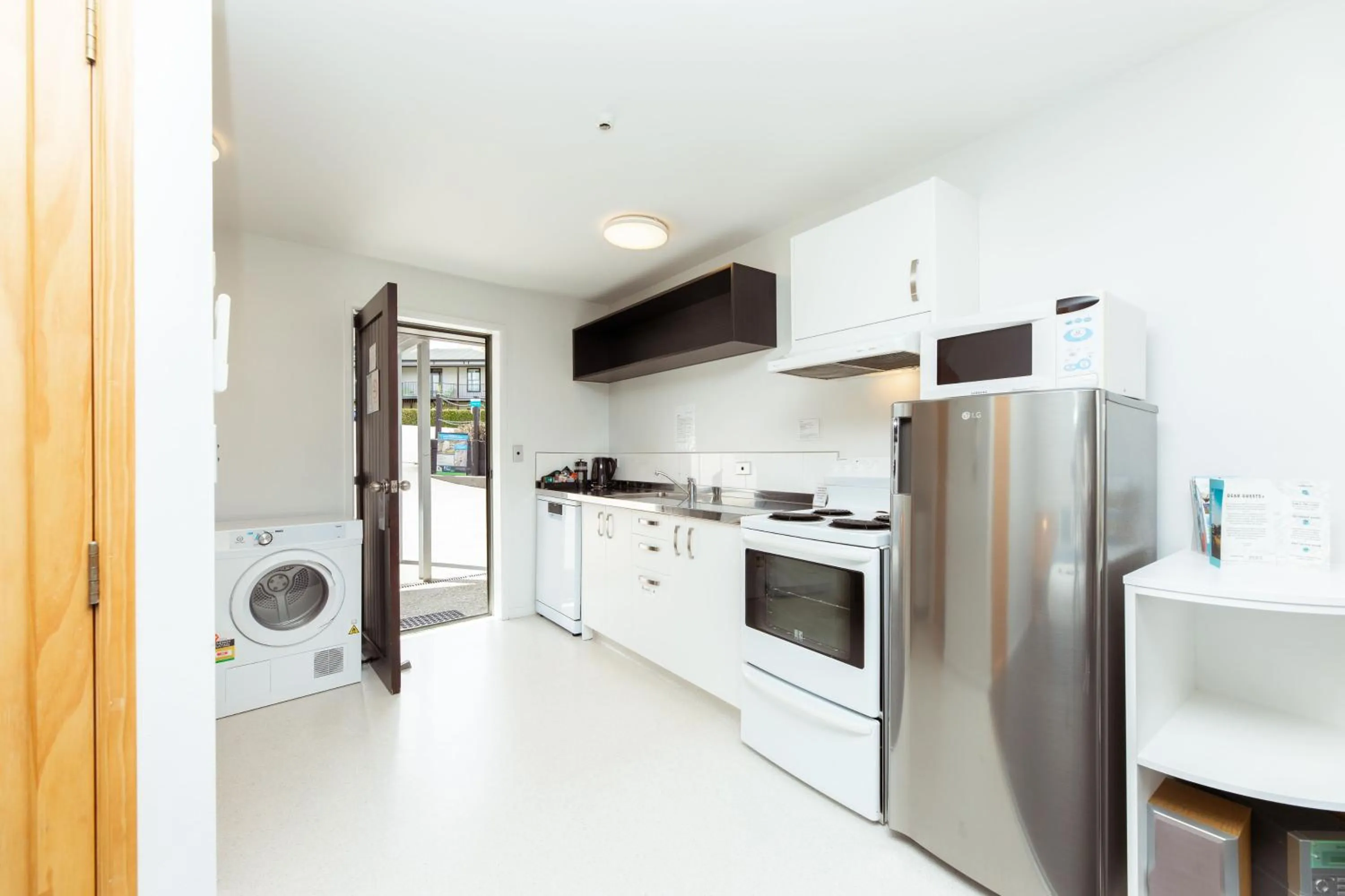 Kitchen or kitchenette in Clearbrook Motel & Serviced Apartments