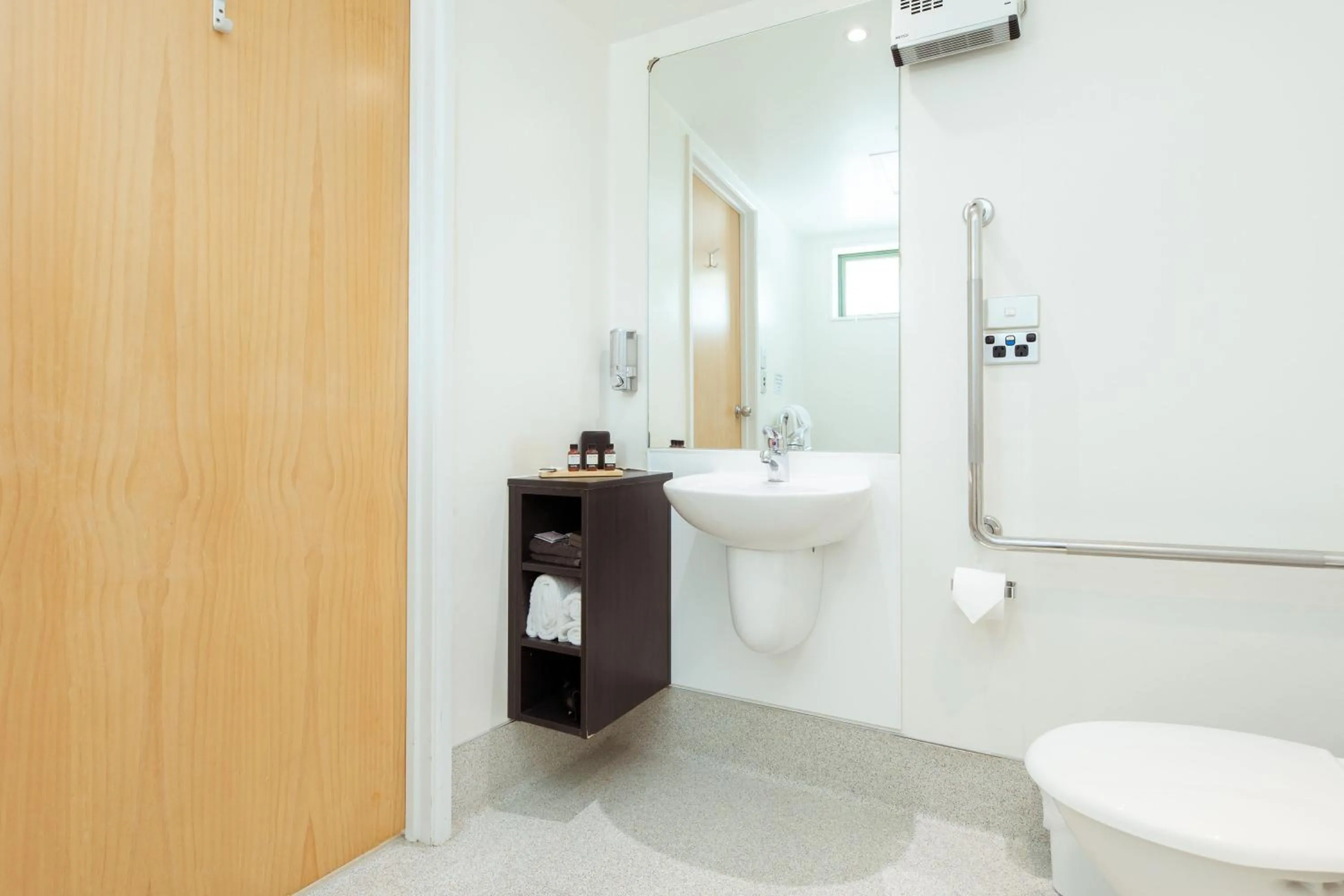Bathroom in Clearbrook Motel & Serviced Apartments