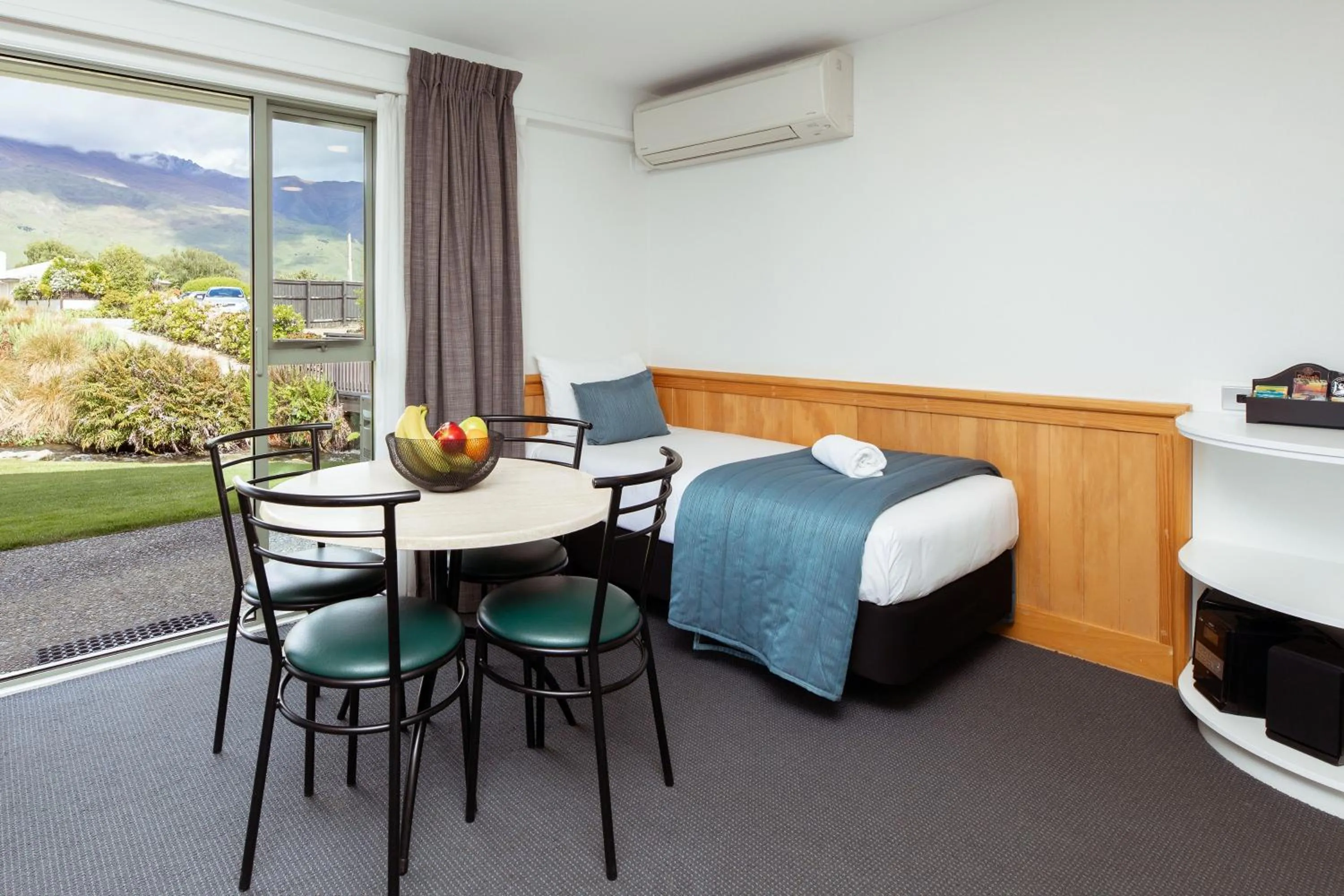 Bed in Clearbrook Motel & Serviced Apartments