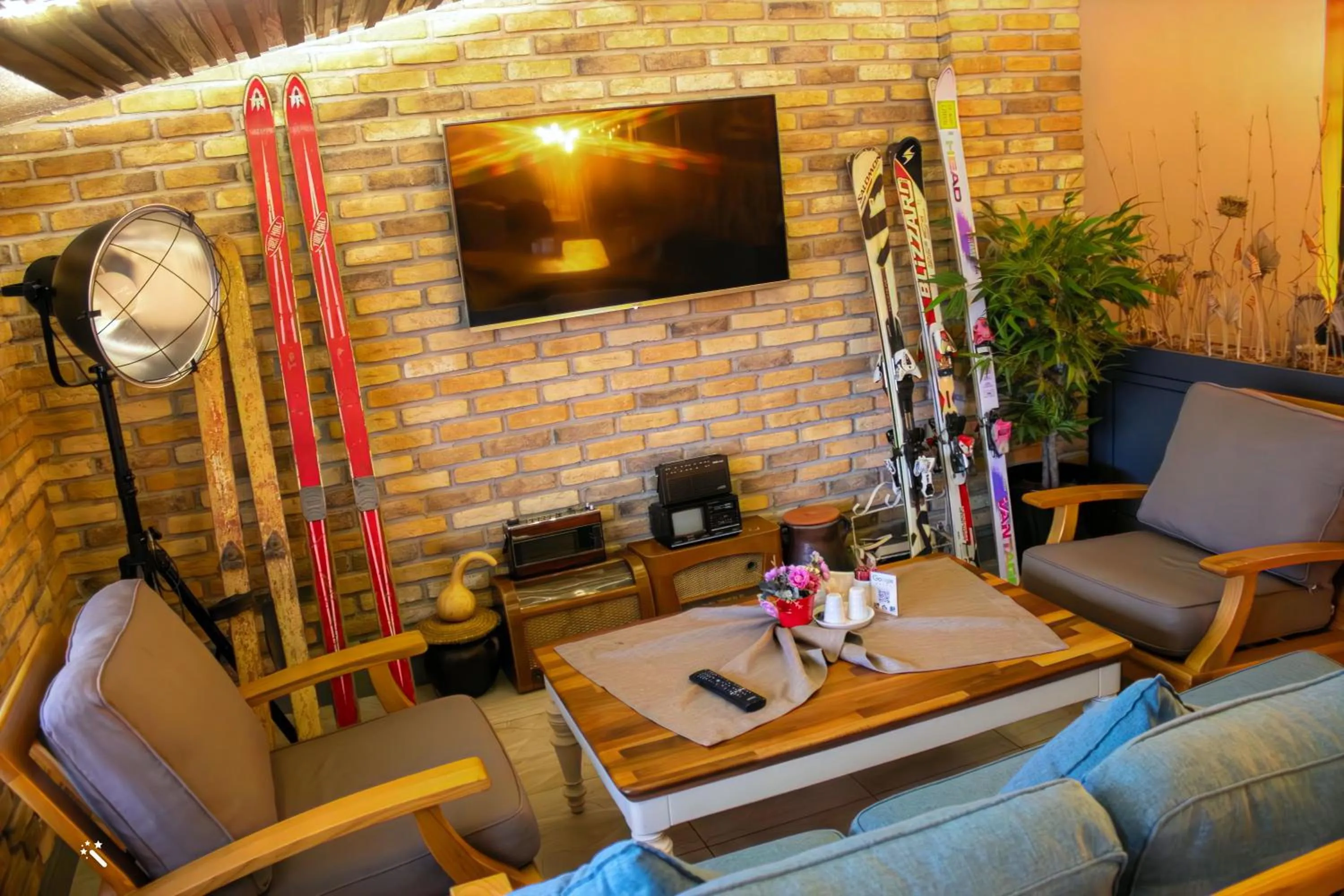 Communal lounge/ TV room in Hotel Zade