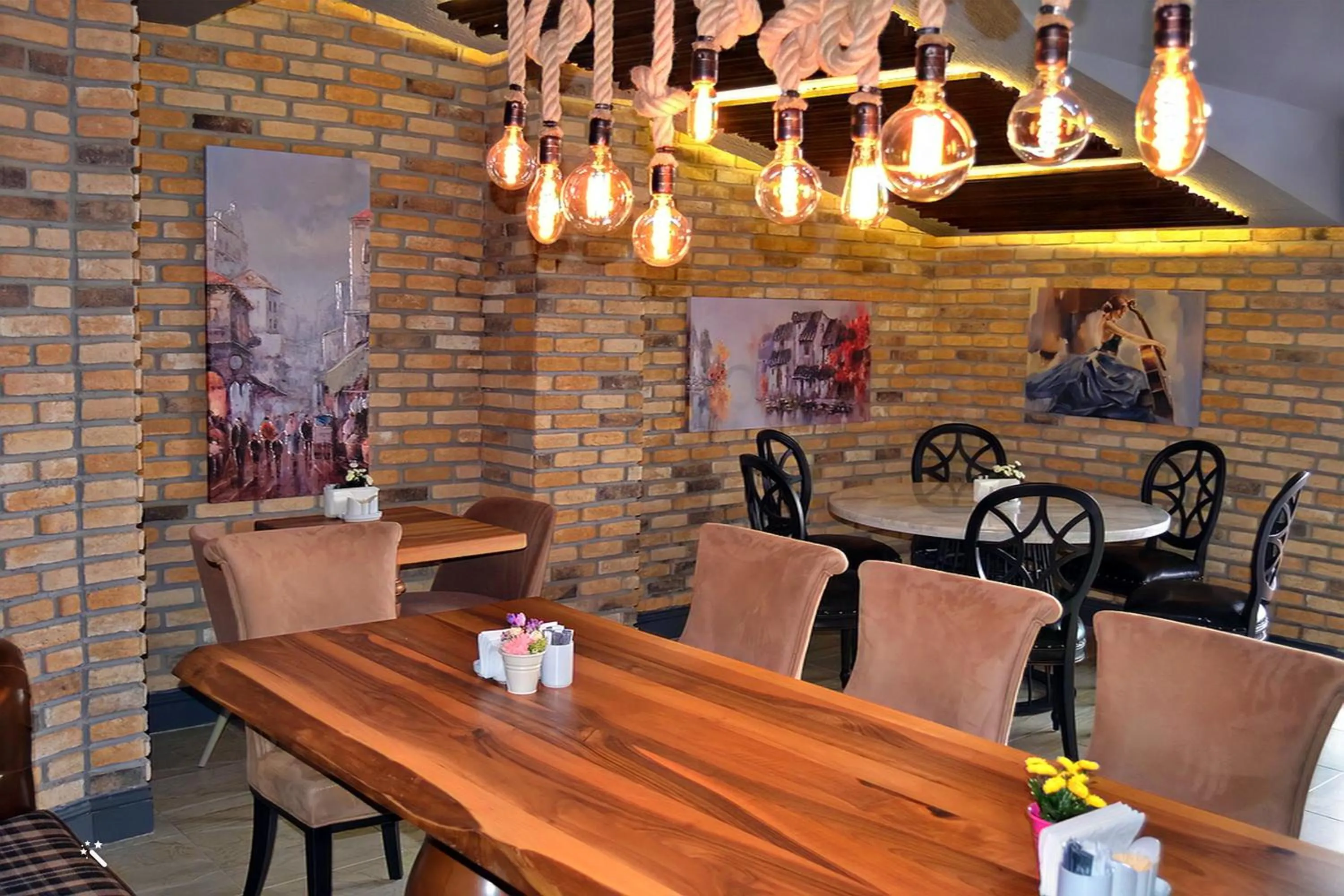 Restaurant/places to eat in Hotel Zade