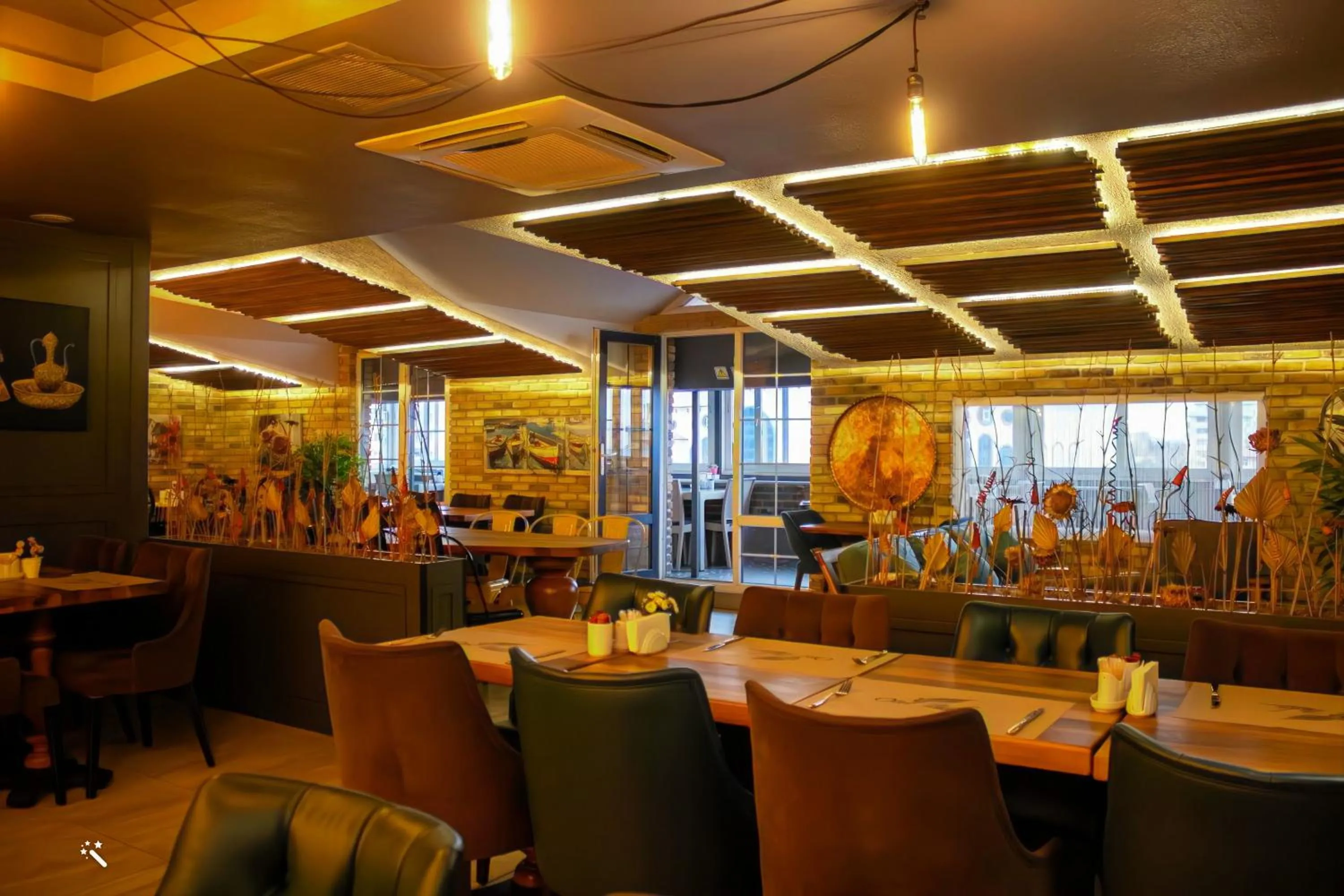 Restaurant/places to eat in Hotel Zade