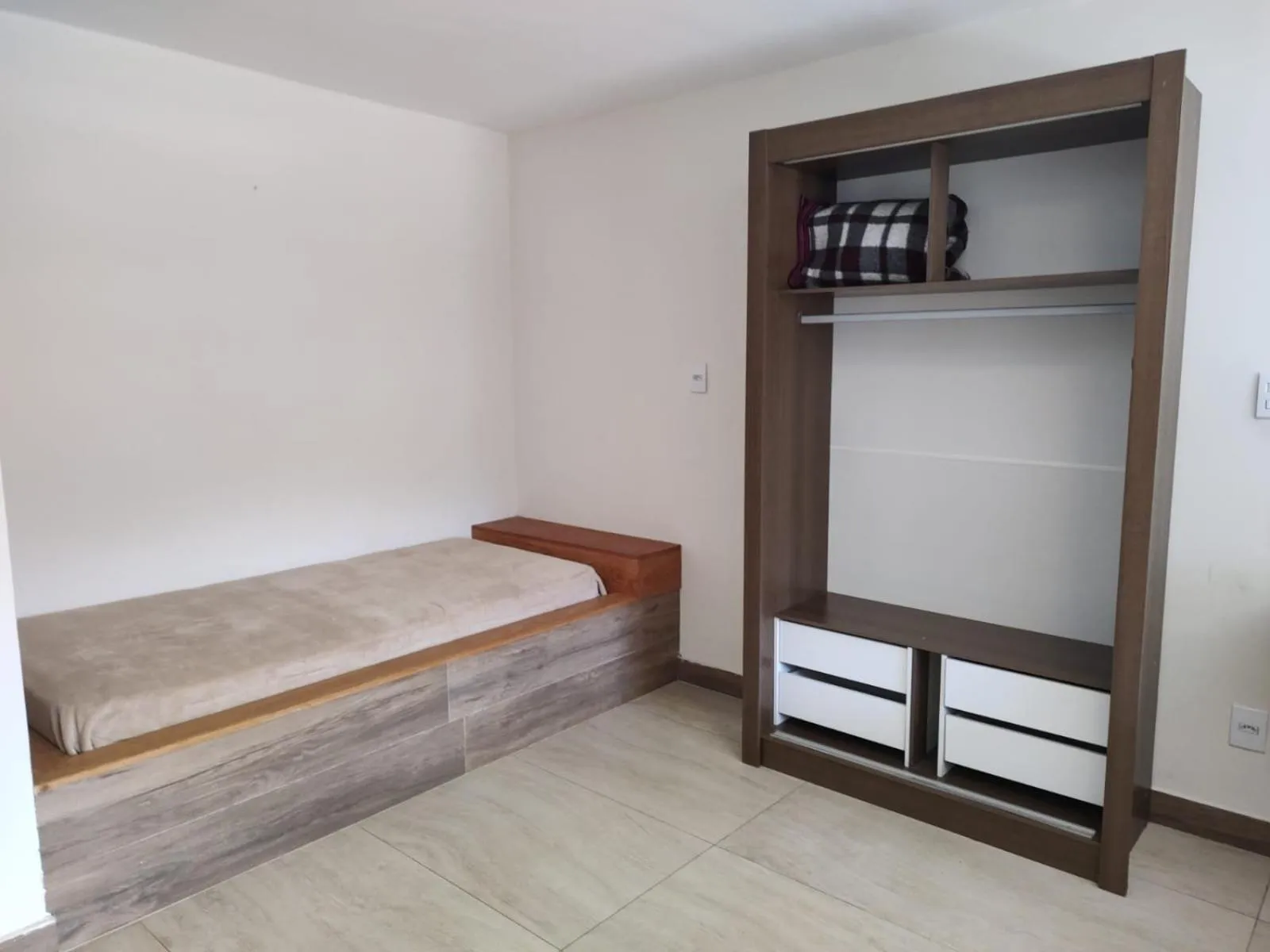 wardrobe, Bed in Pousada do Sol