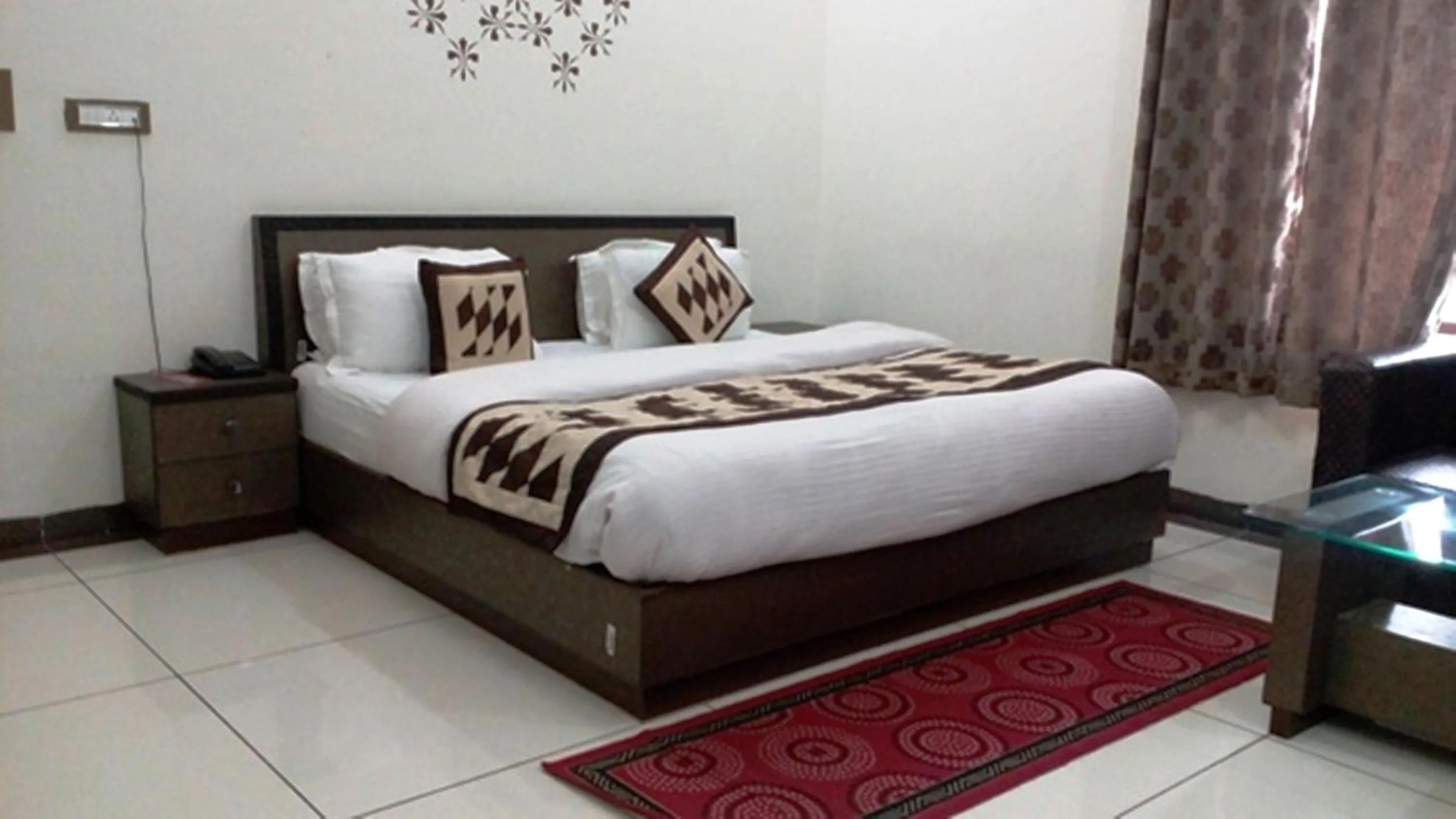 Bedroom, Bed in Hotel Sukoon